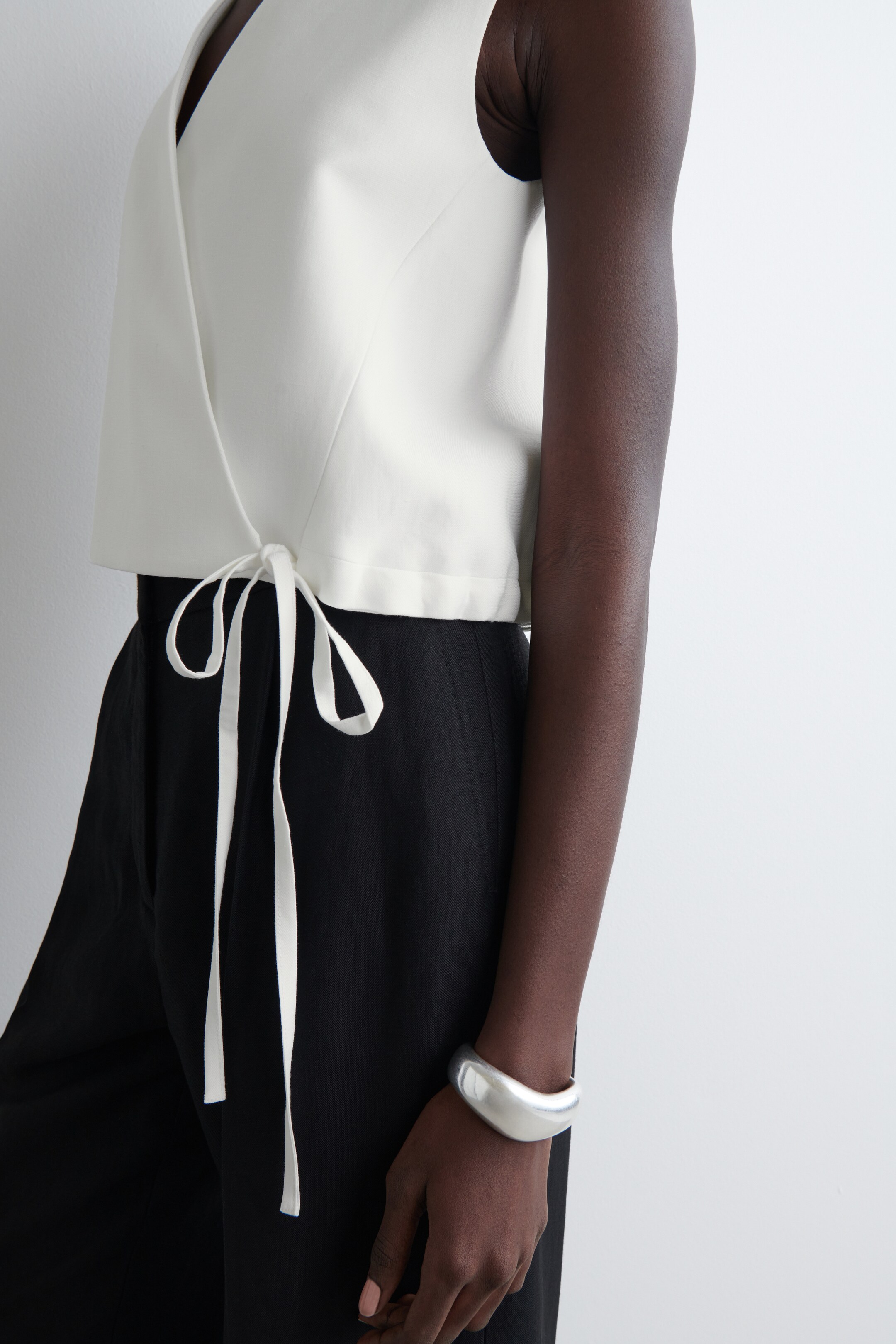 Ingrandisci l'immagine: TIE-DETAIL LINEN-BLEND WRAP WAISTCOAT - WHITE - DONNA | H&M CH 4