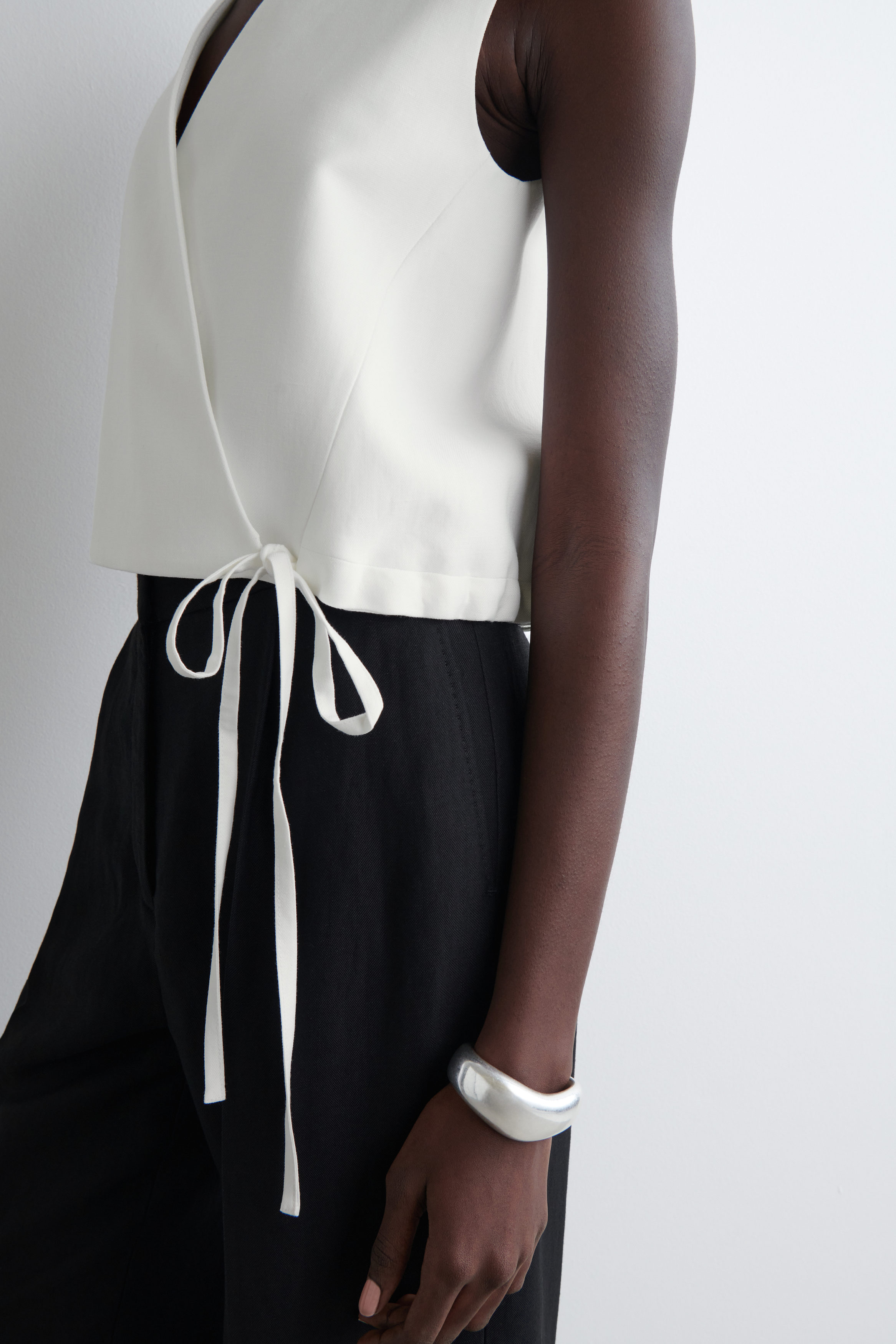 【最安値に挑戦】 TIE-DETAIL COS | WHITE - VEST WRAP LINEN-BLEND トップス