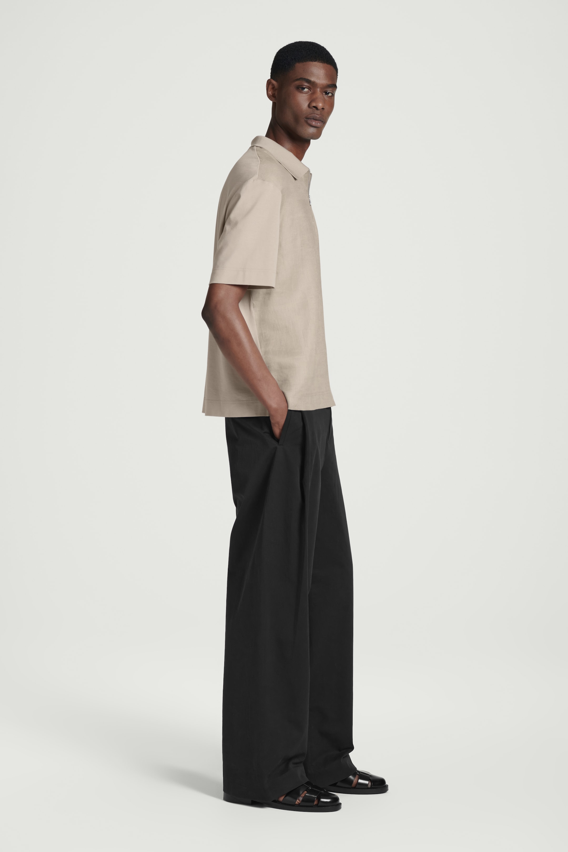 Größeres Bild anzeigen: POLOSHIRT AUS LEINEN MIT KONTRASTEINSATZ - BRAUN - Men | H&M AT 2