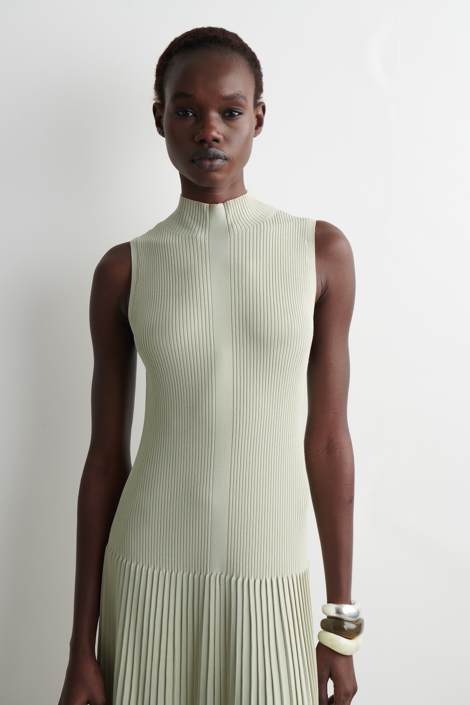 VESTIDO LARGO PLISADO DE CUELLO ALTO - VERDE CLARO/NEGRO - 6