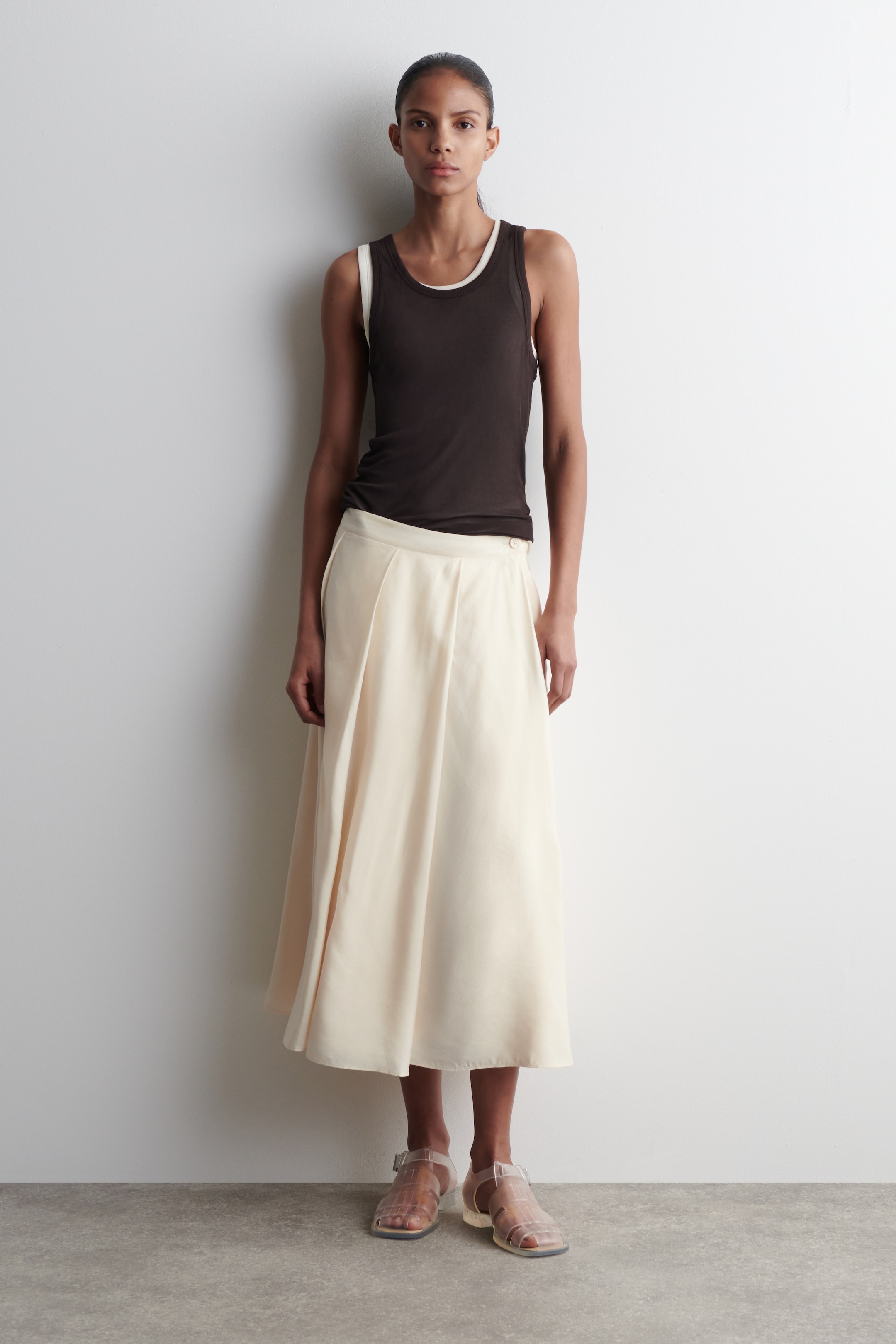 Ver imagen más grande: FALDA MIDI EVASÉ PLISADA - CREMA - MUJER | H&M ES 1