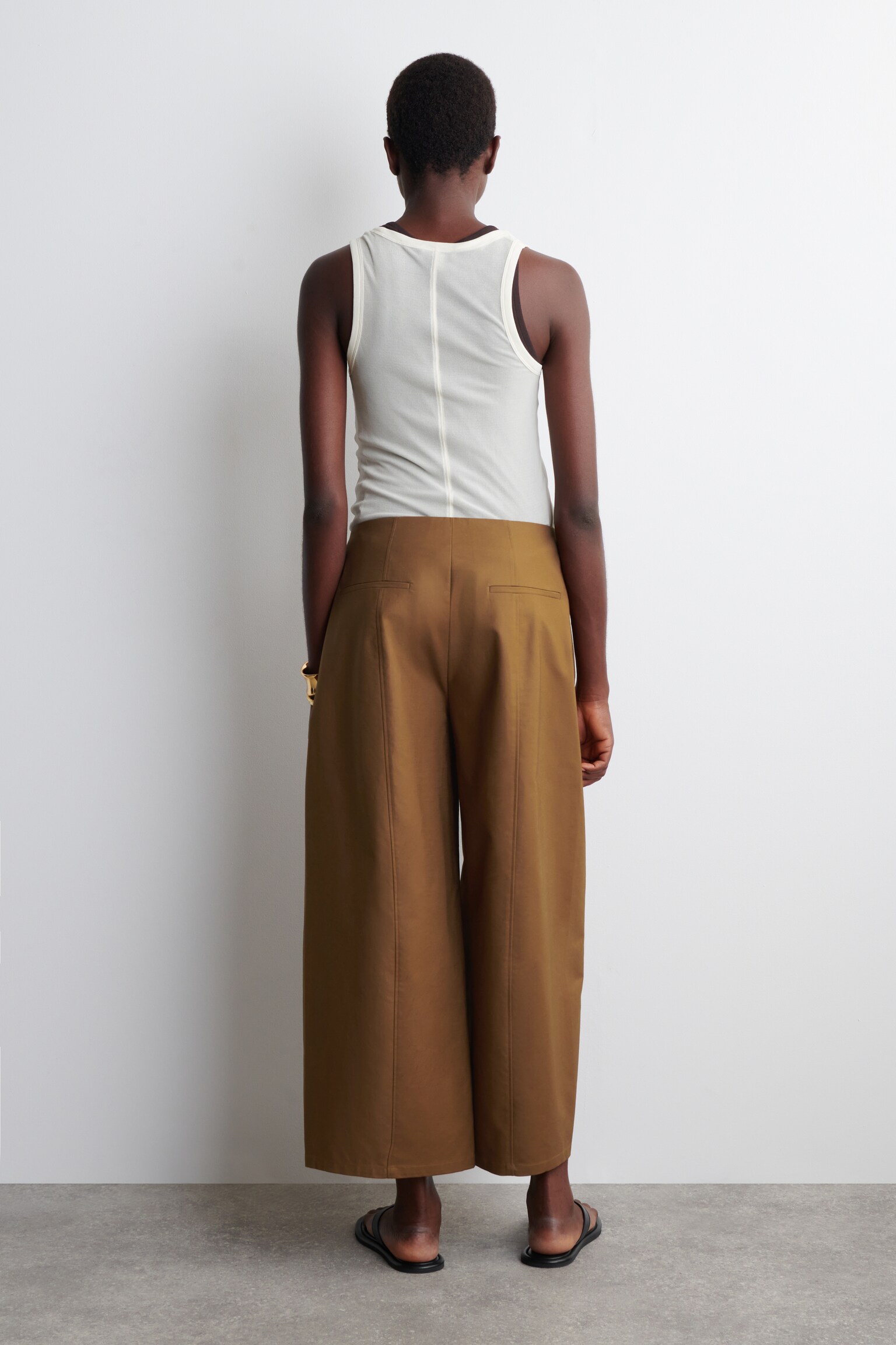 PANTALÓN CROPPED DE ALGODÓN BARREL-FIT - MARRÓN/BLANCO - 5