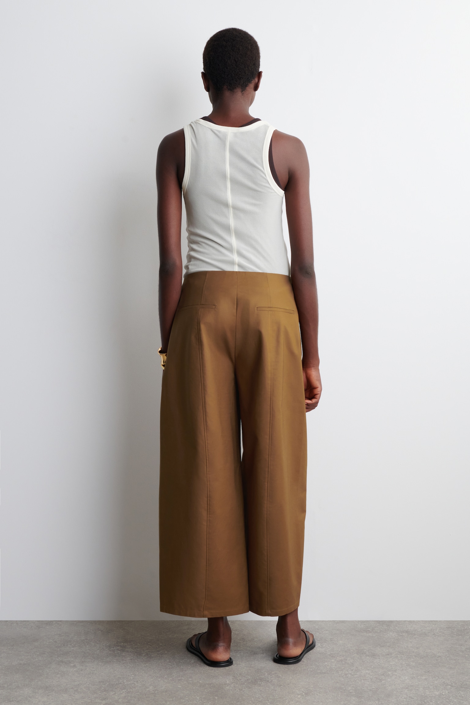 PANTALÓN CROPPED DE ALGODÓN BARREL-FIT - MARRÓN/BLANCO - 4