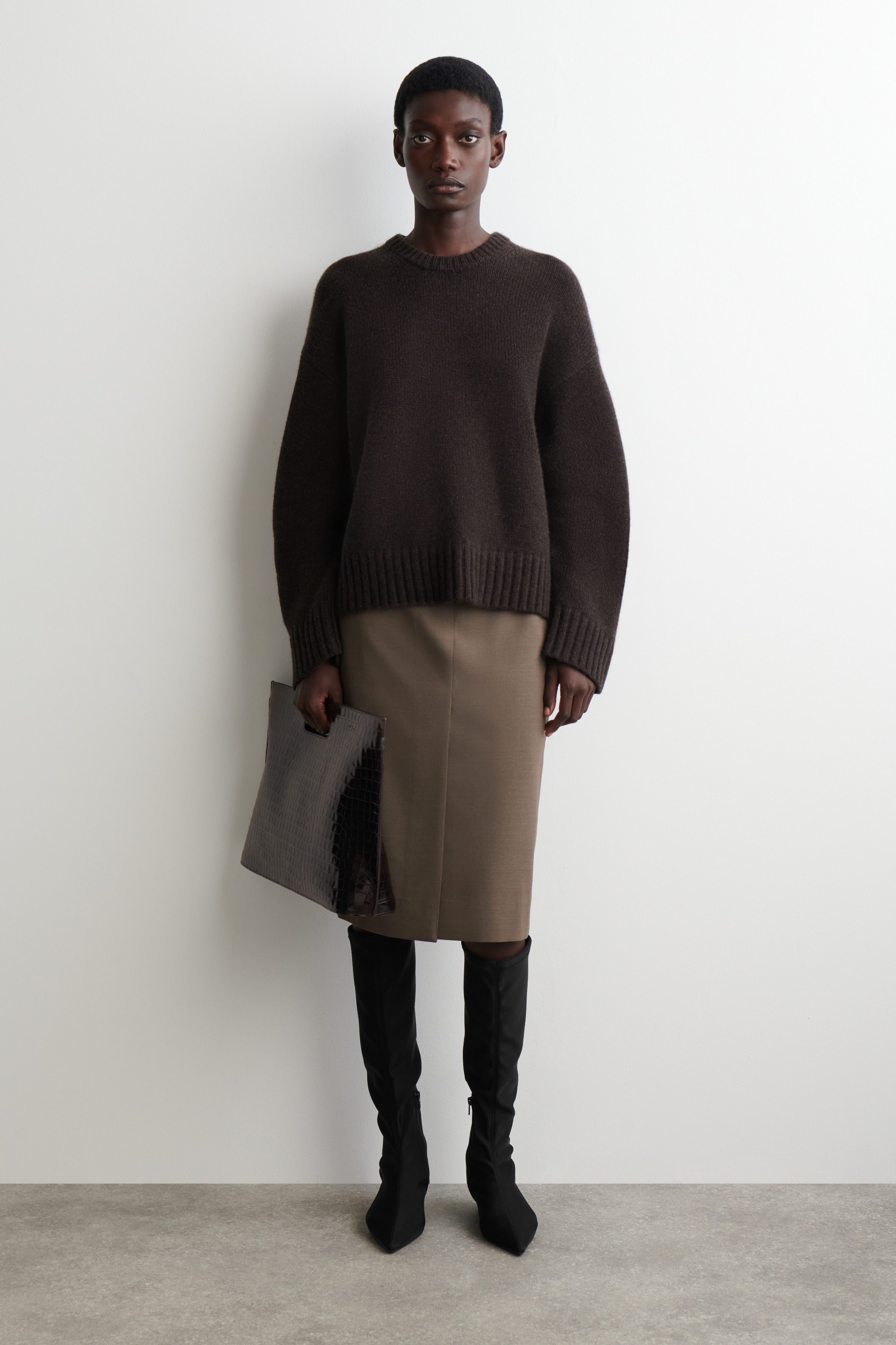 CHUNKY PURE CASHMERE CREW-NECK SWEATER - DARK BROWN | COS US