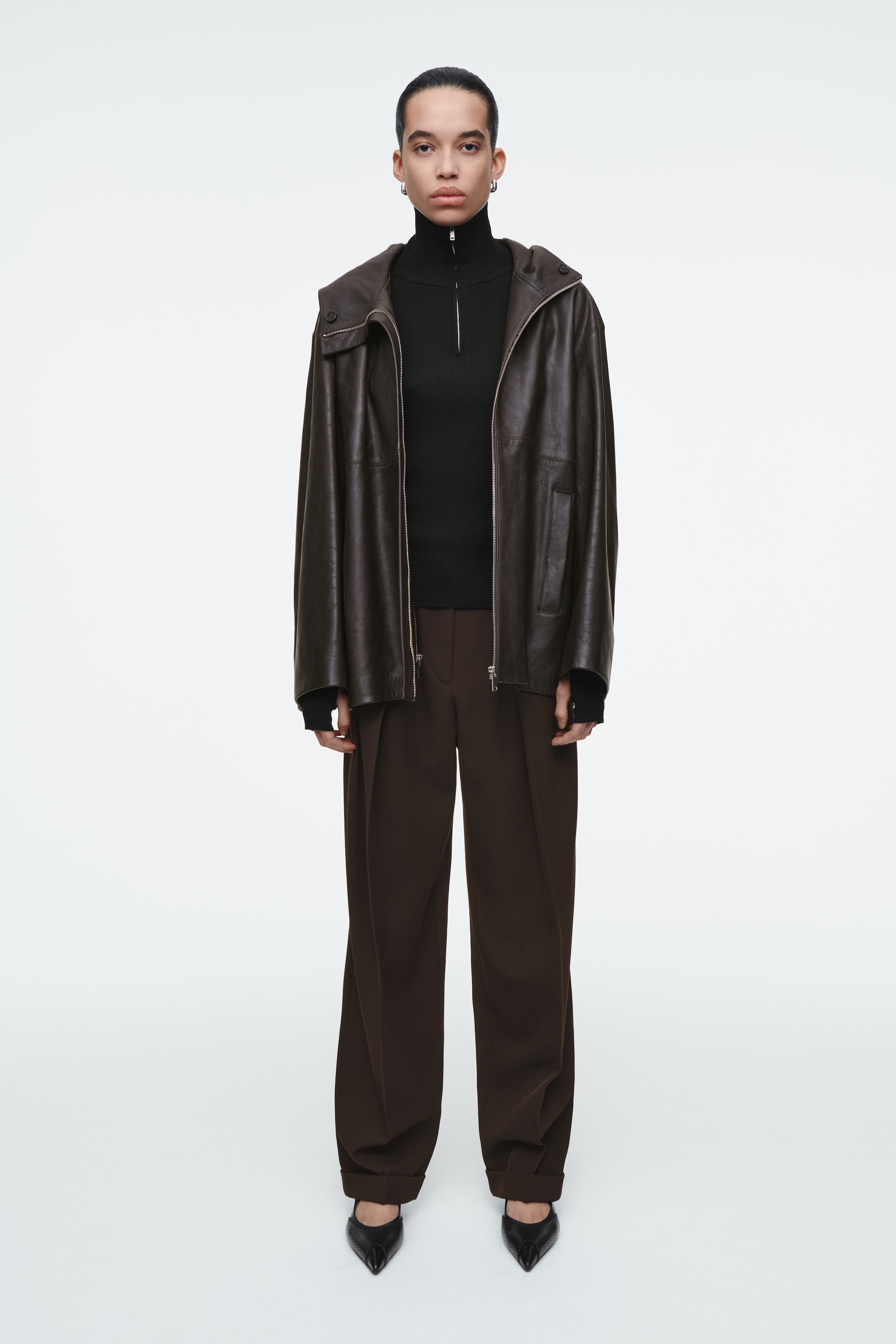 Grösseres Bild ansehen: PERFORIERTE HEELS AUS LEDER MIT SLINGBACK-RIEMEN - SCHWARZ - DAMEN | H&M CH 1