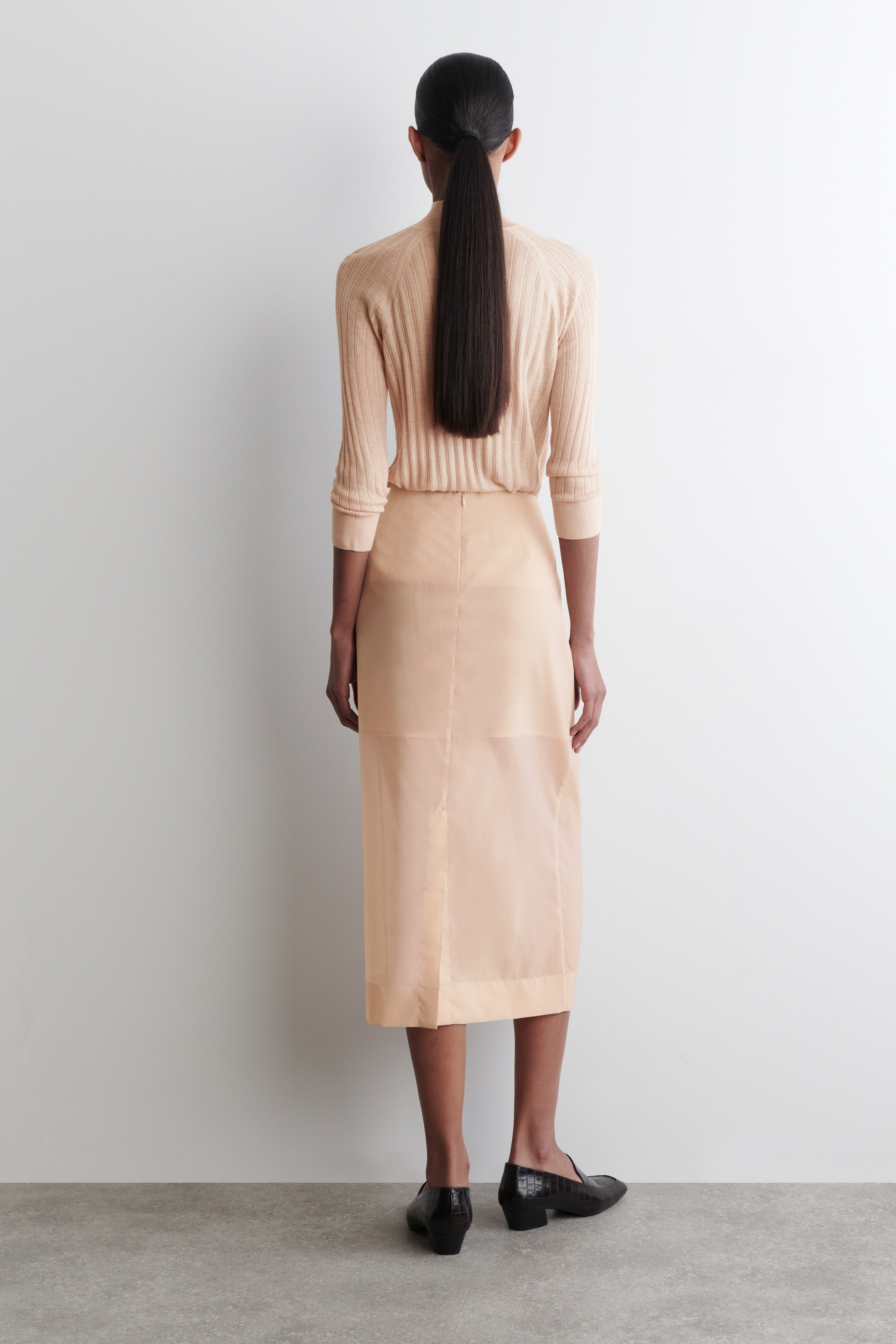 Visa större bild: SKIR KOLUMNKJOL - PERSIKOFÄRGAD - DAM | H&M SE 3