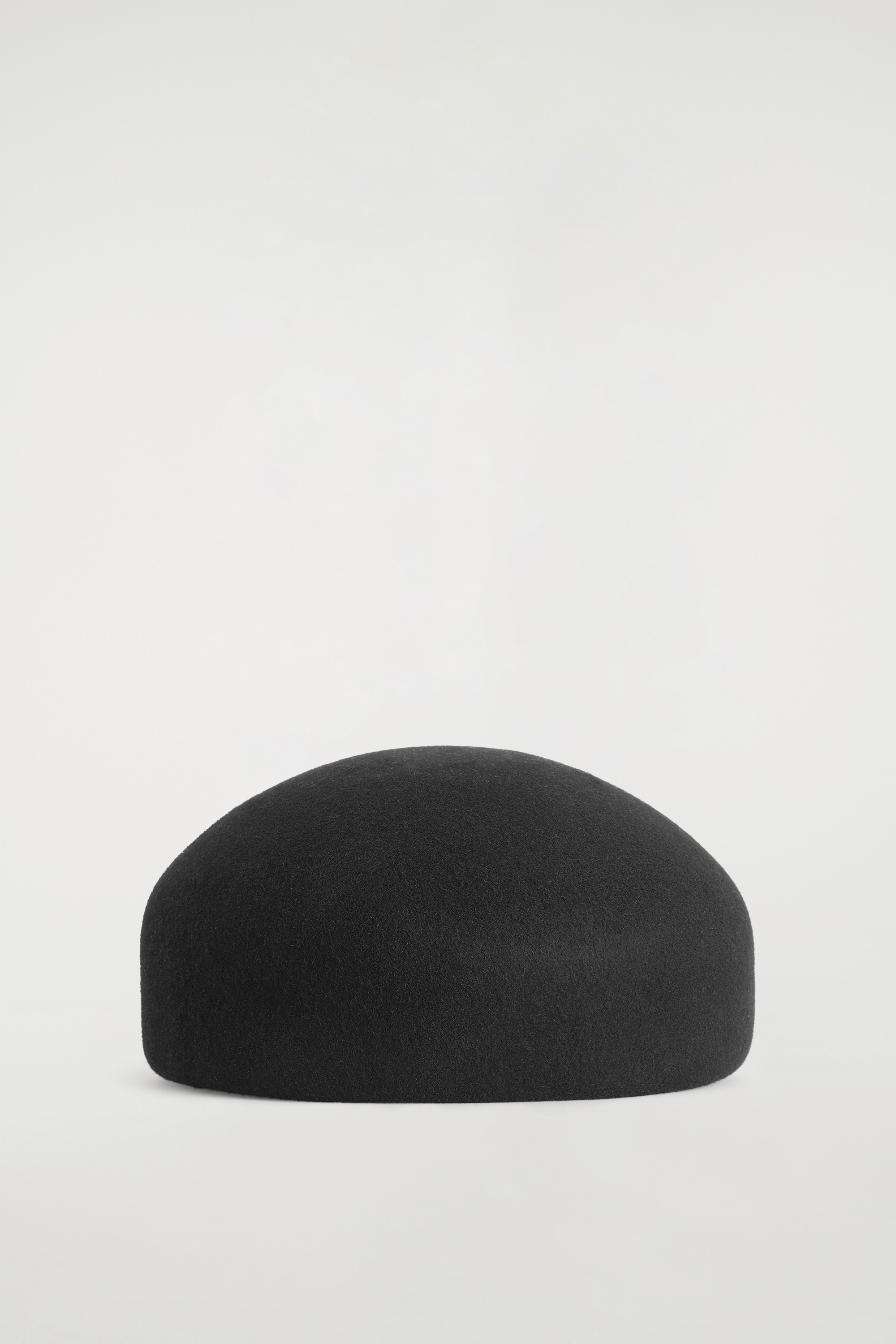 ULLBASKER MED SKULPTURAL FORM - SVART/GRÅMELERAD