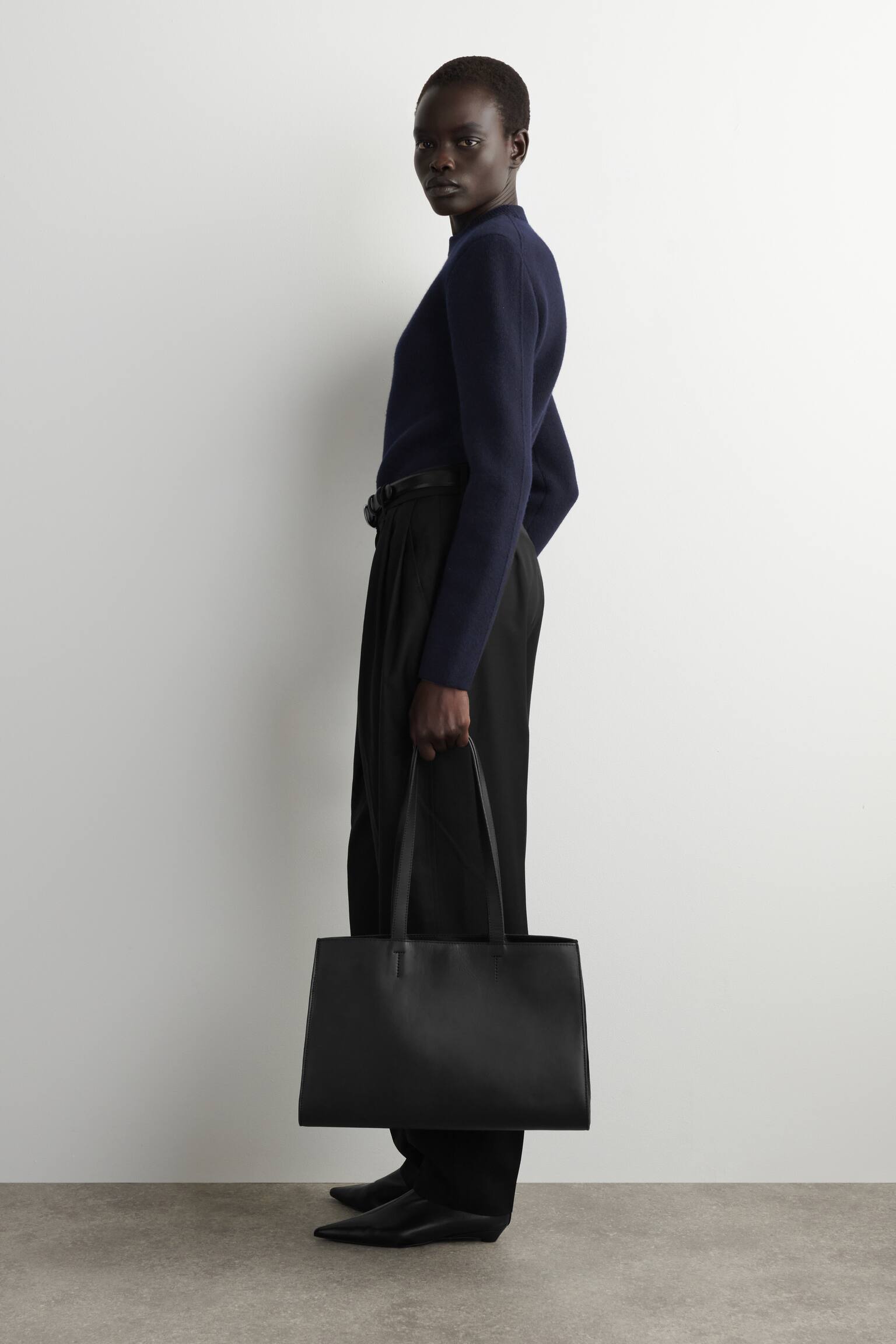 סוודר מצמר מרינו עם כתפיים מעוצבות - כחול כהה/בז' - 5