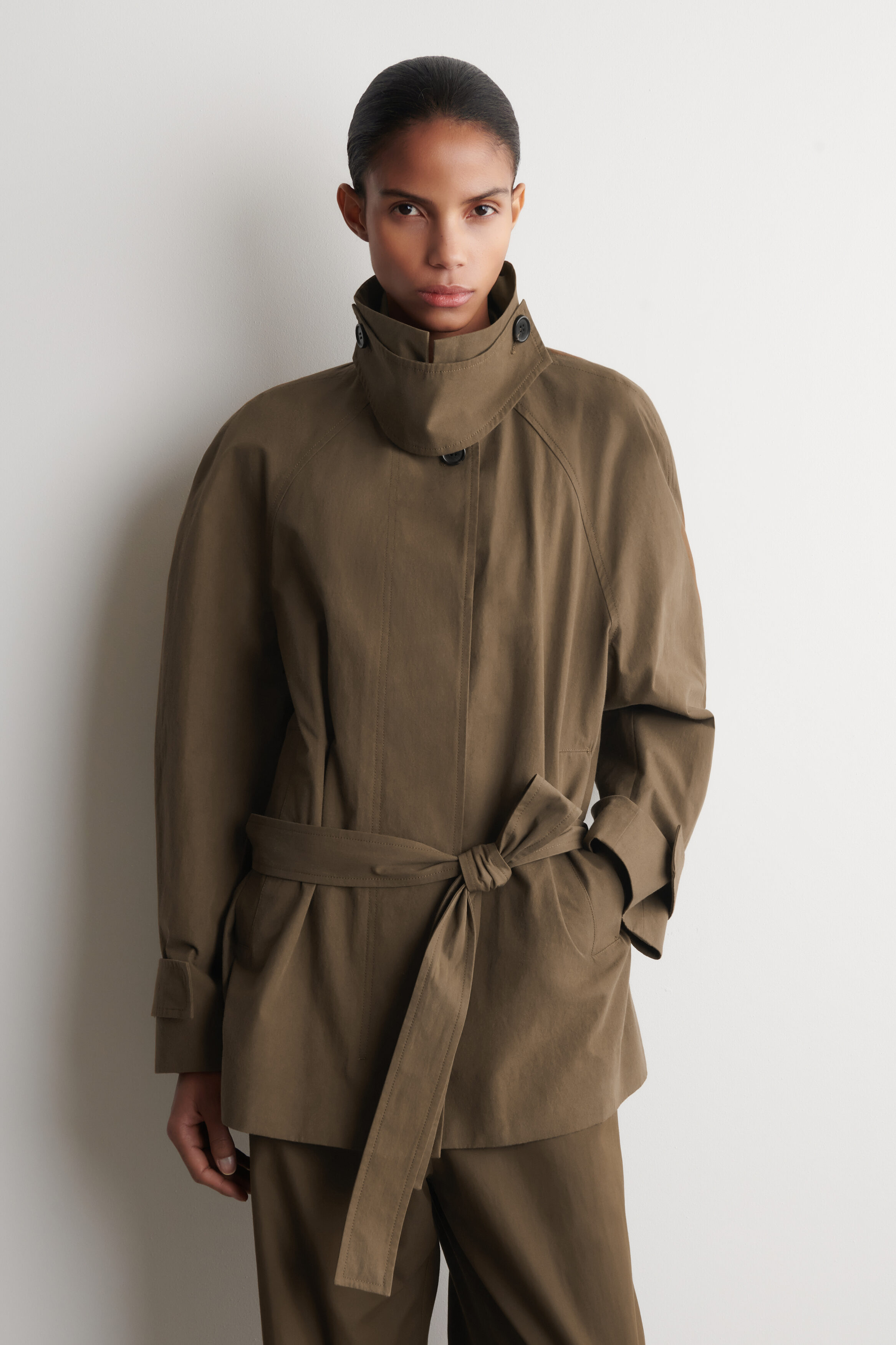 BELTED COTTON SHORT TRENCH JACKET - BROWN | COS