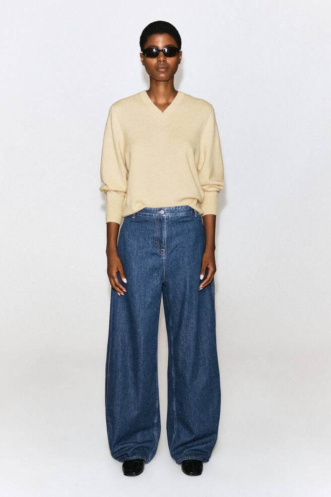 HOSE AUS DENIM MIT BARREL-BEIN UND FALTEN - Blau - 1