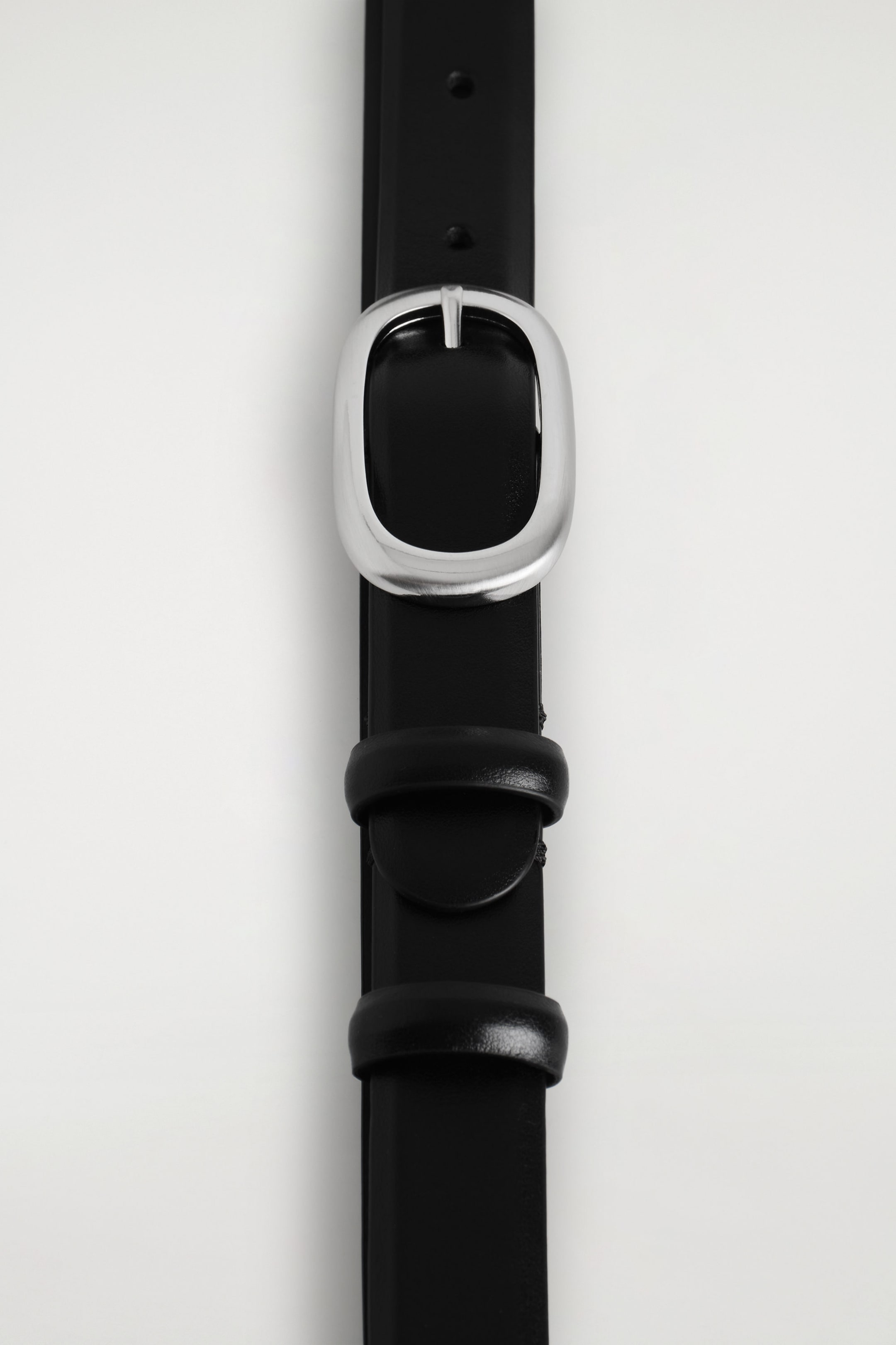 CINTURA IN PELLE CON FIBBIA OVALE