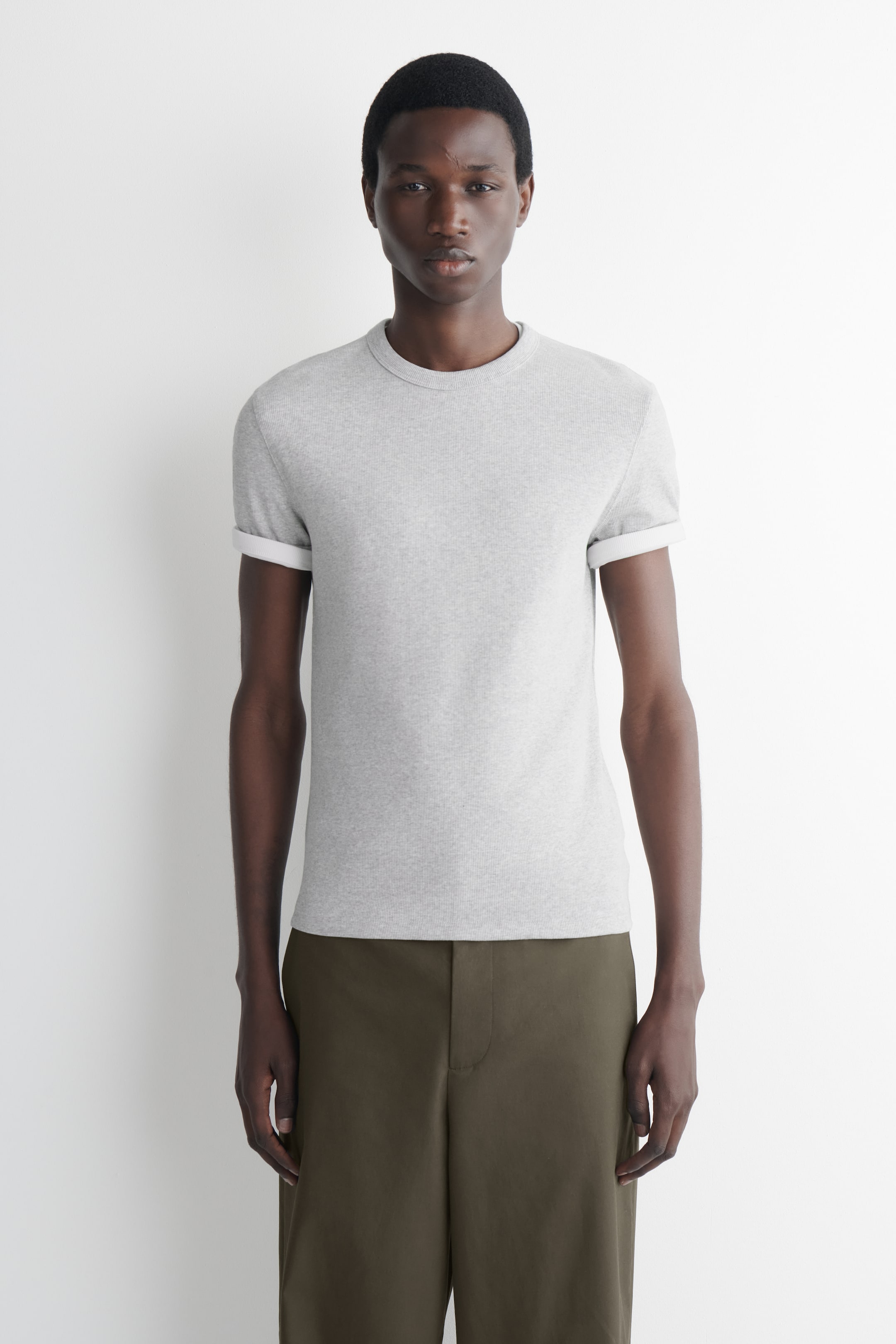 Visa större bild: FIGURNÄRA RIBBAD T-SHIRT I BOMULL - LUSGRÅ - HERR | H&M FI 1