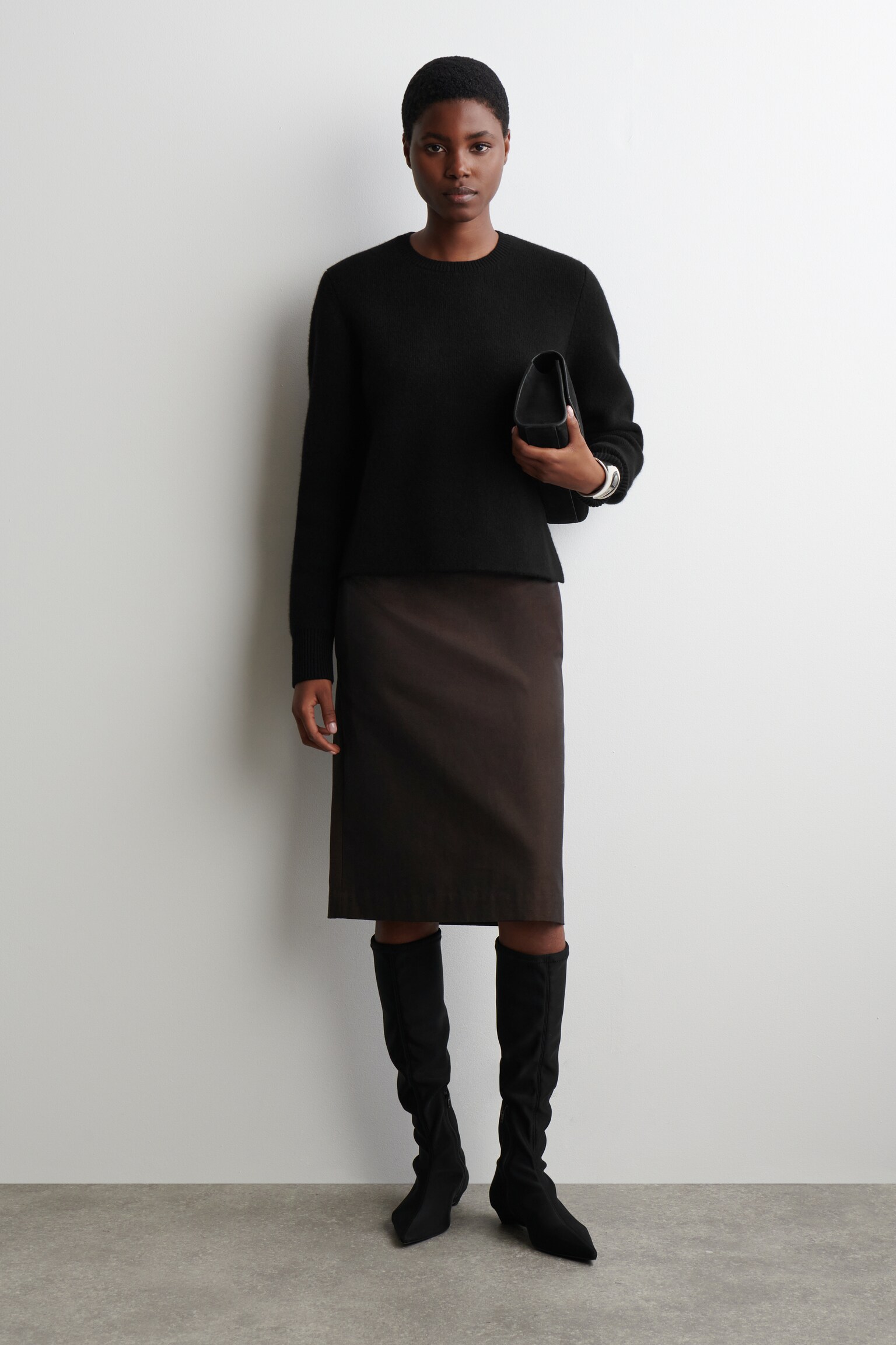 MERINO VLNENÝ SVETER S OKRÚHLYM VÝSTRIHOM - ČIERNA/HNEDÁ - 7