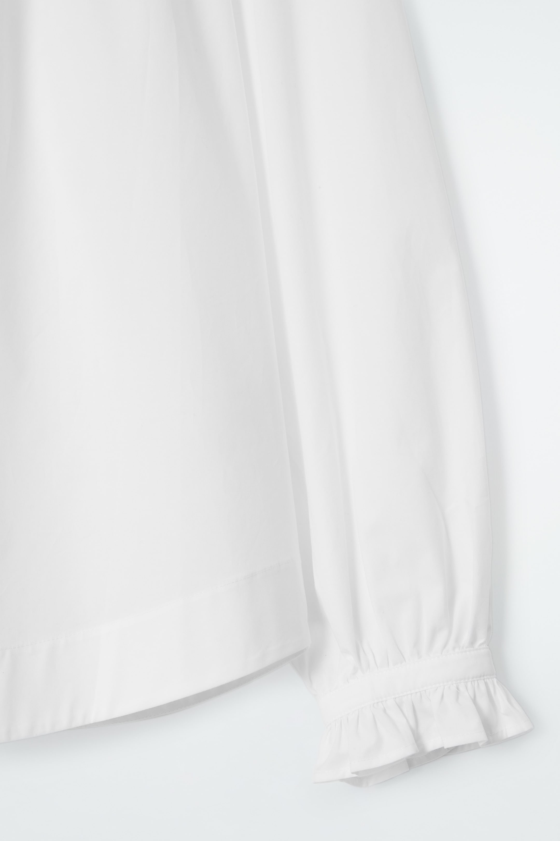 Grösseres Bild ansehen: BLUSE MIT GERAFFTEN ÄRMELABSCHLÜSSEN - WEISS - DAMEN | H&M CH 2