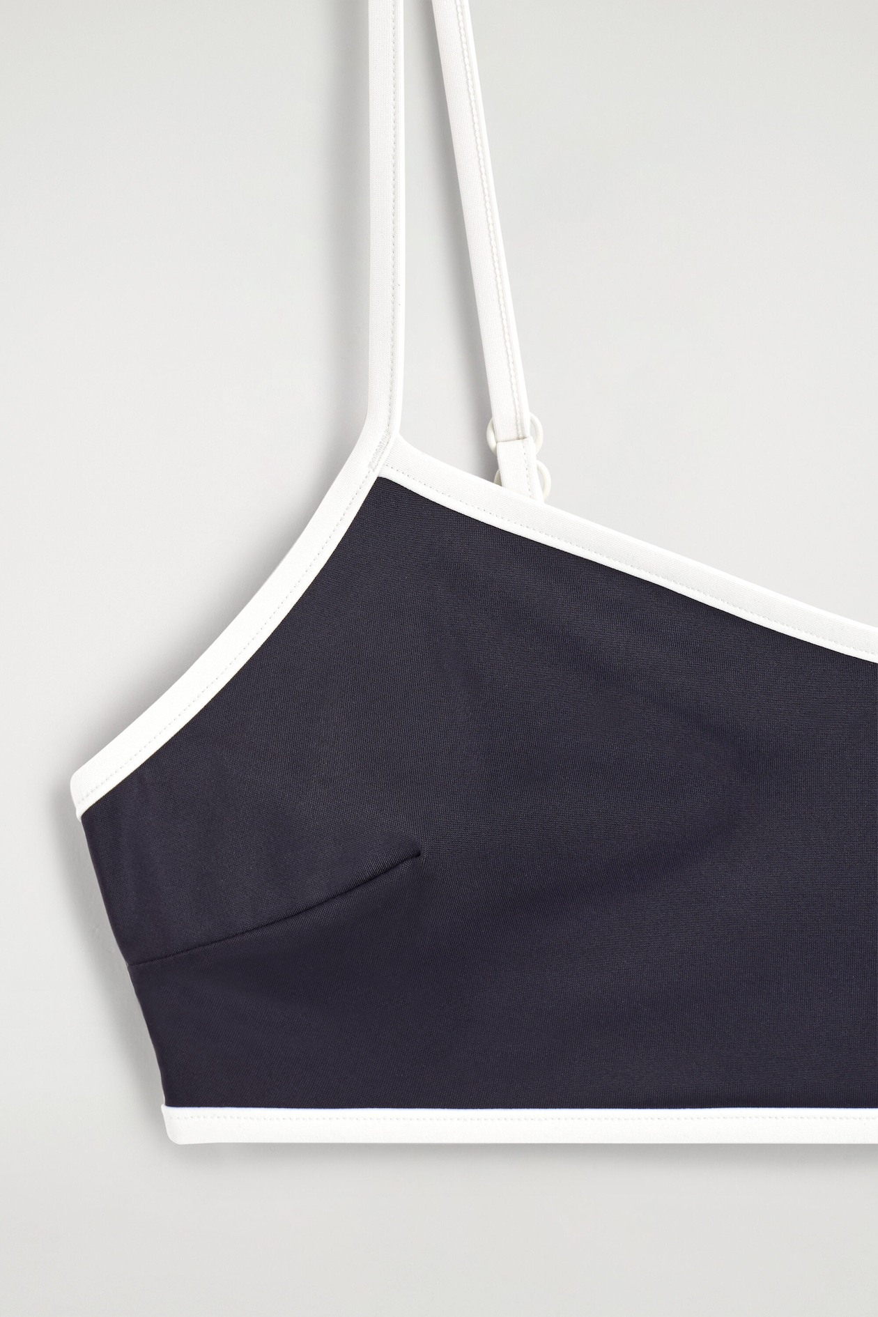 CONTRAST-TRIMMED SCOOP-NECK BIKINI TOP — NAVY / WHITE