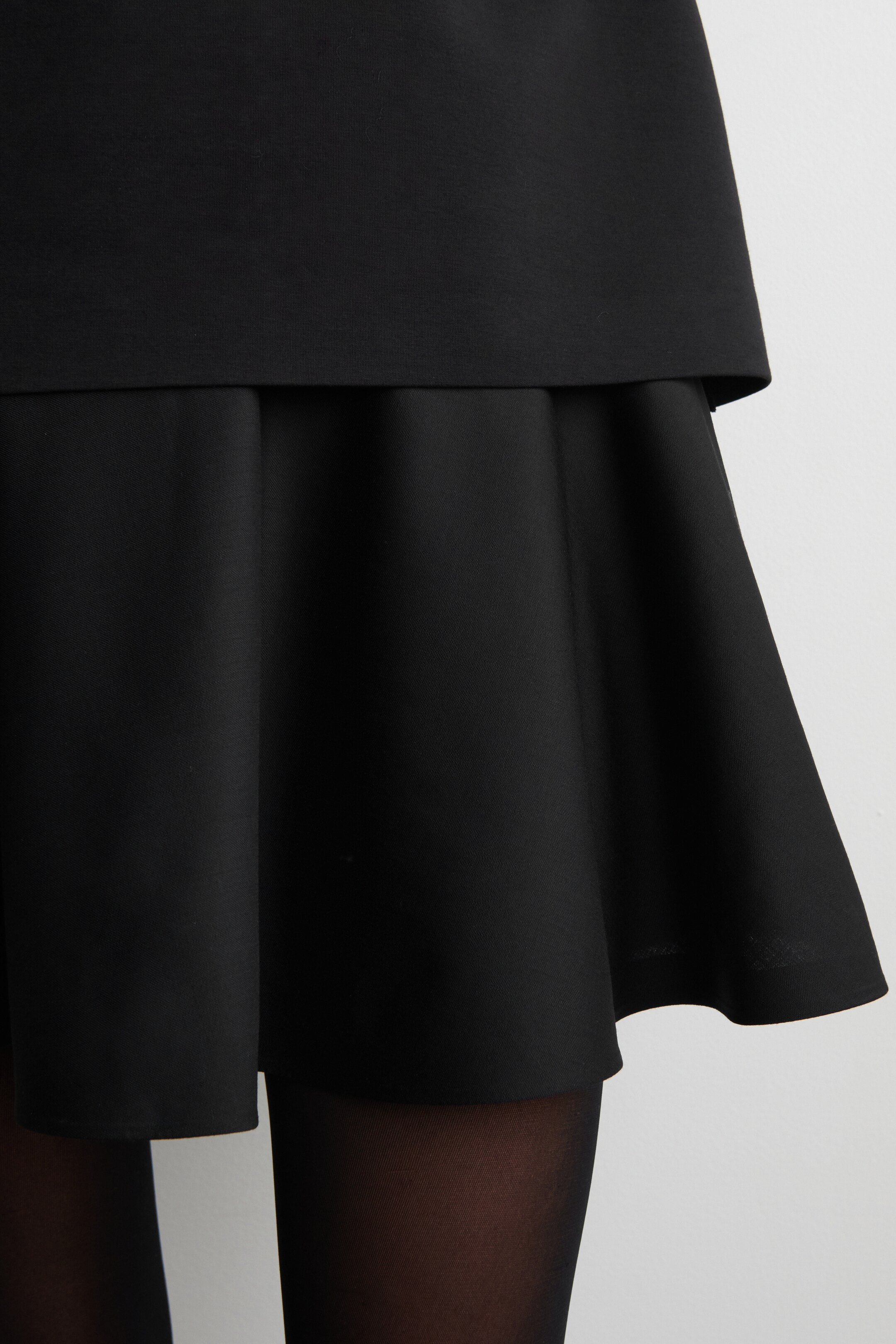 Visualizza immagine più grande: LAYERED LONG-SLEEVED MINI DRESS - NERO - DONNA | H&M IT 4