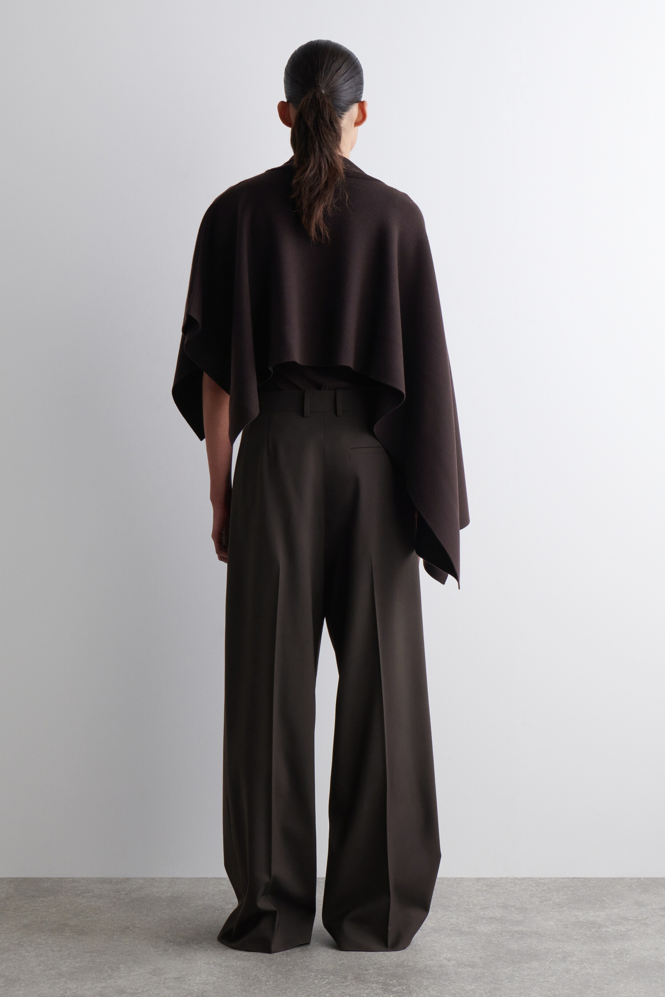 Grotere afbeelding bekijken: Asymmetrische double-knit wollen cape - DONKERBRUIN - DAMES | H&M NL 4