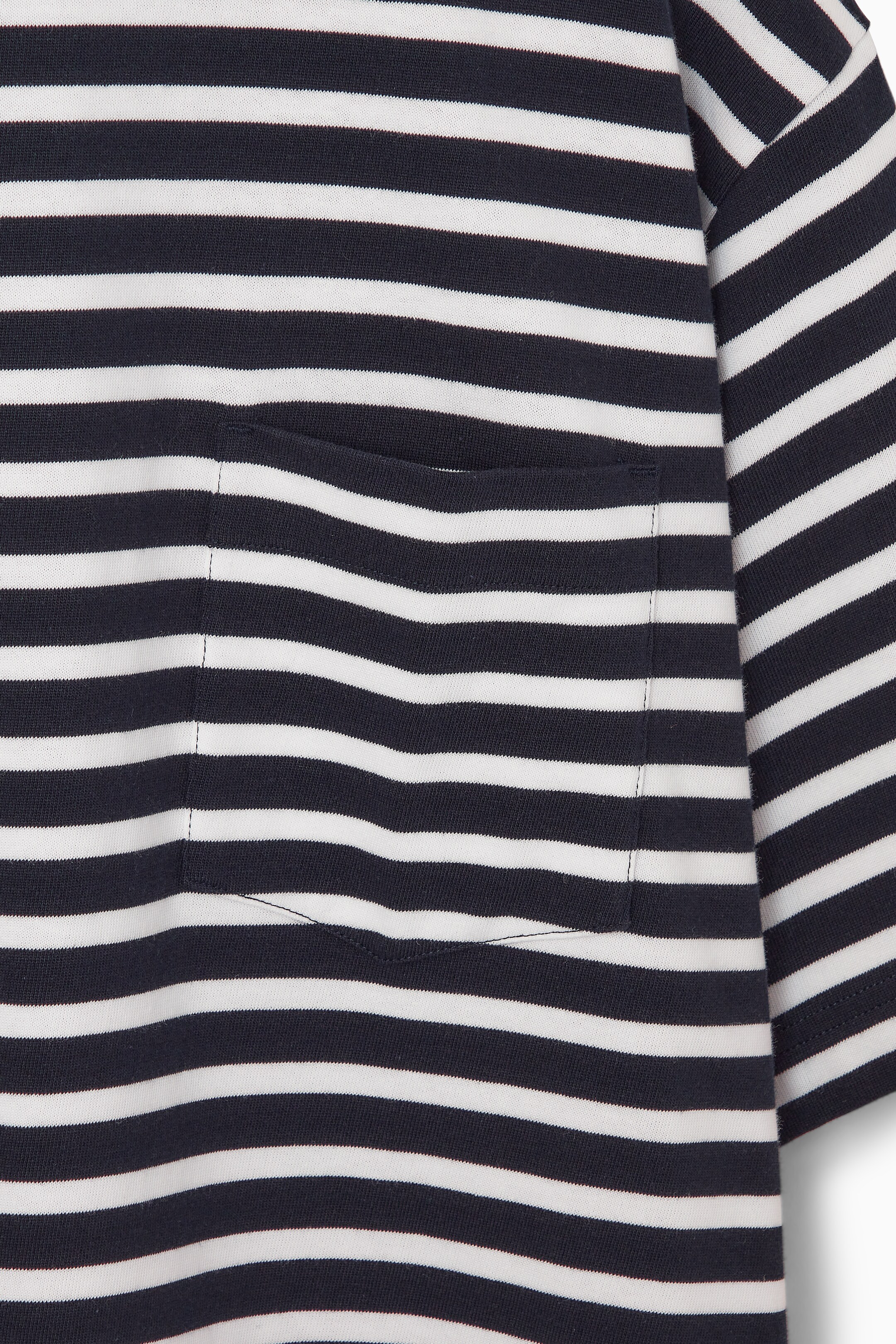 Se større billede: STRIBET HEAVY DUTY T-SHIRT I BOMULD – OVERSIZED - MARINEBLÅ / HVID / STRIBET - HERRE | H&M DK 4