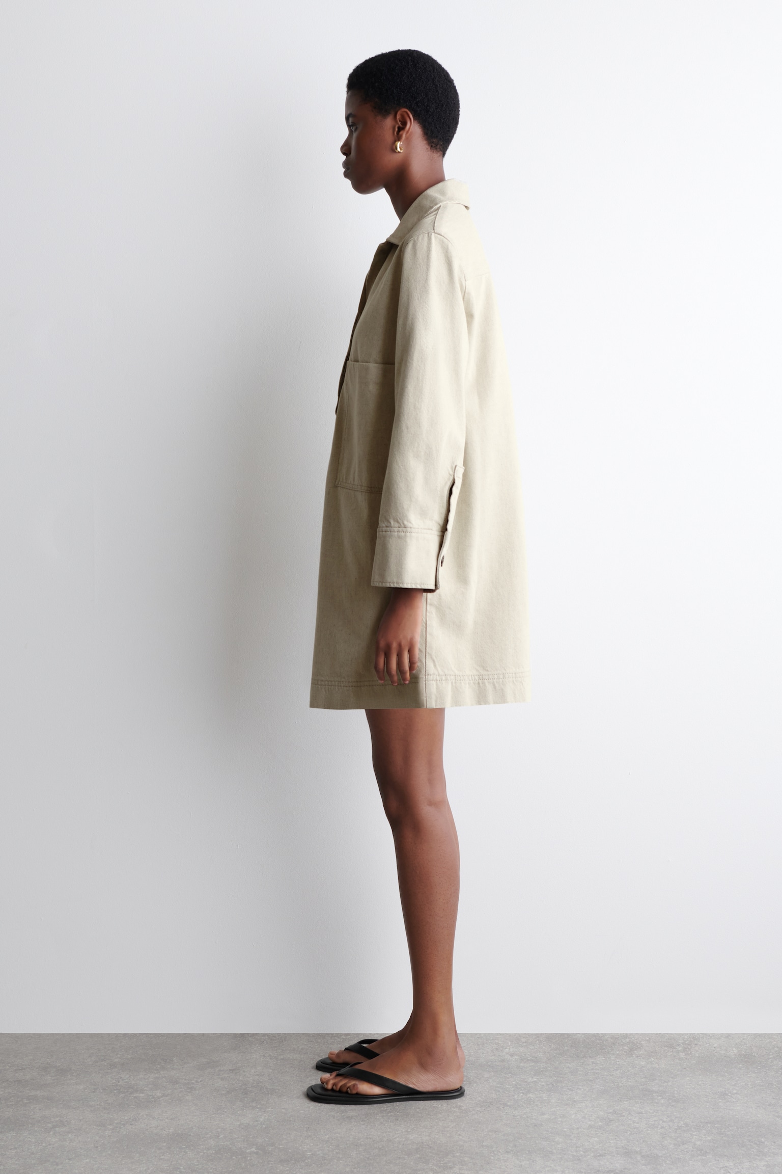 HEMDKLEID AUS DENIM MIT OFFENEM KRAGEN - BEIGE - 4