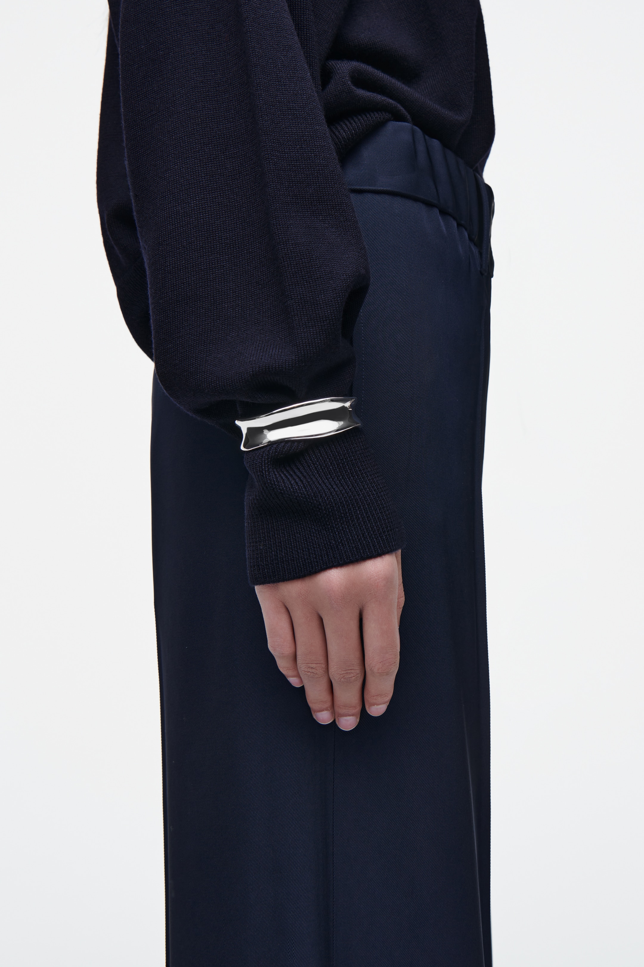 Grösseres Bild ansehen: SCHMALER SKULPTURALER ARMREIF - SILBER - DAMEN | H&M CH 1