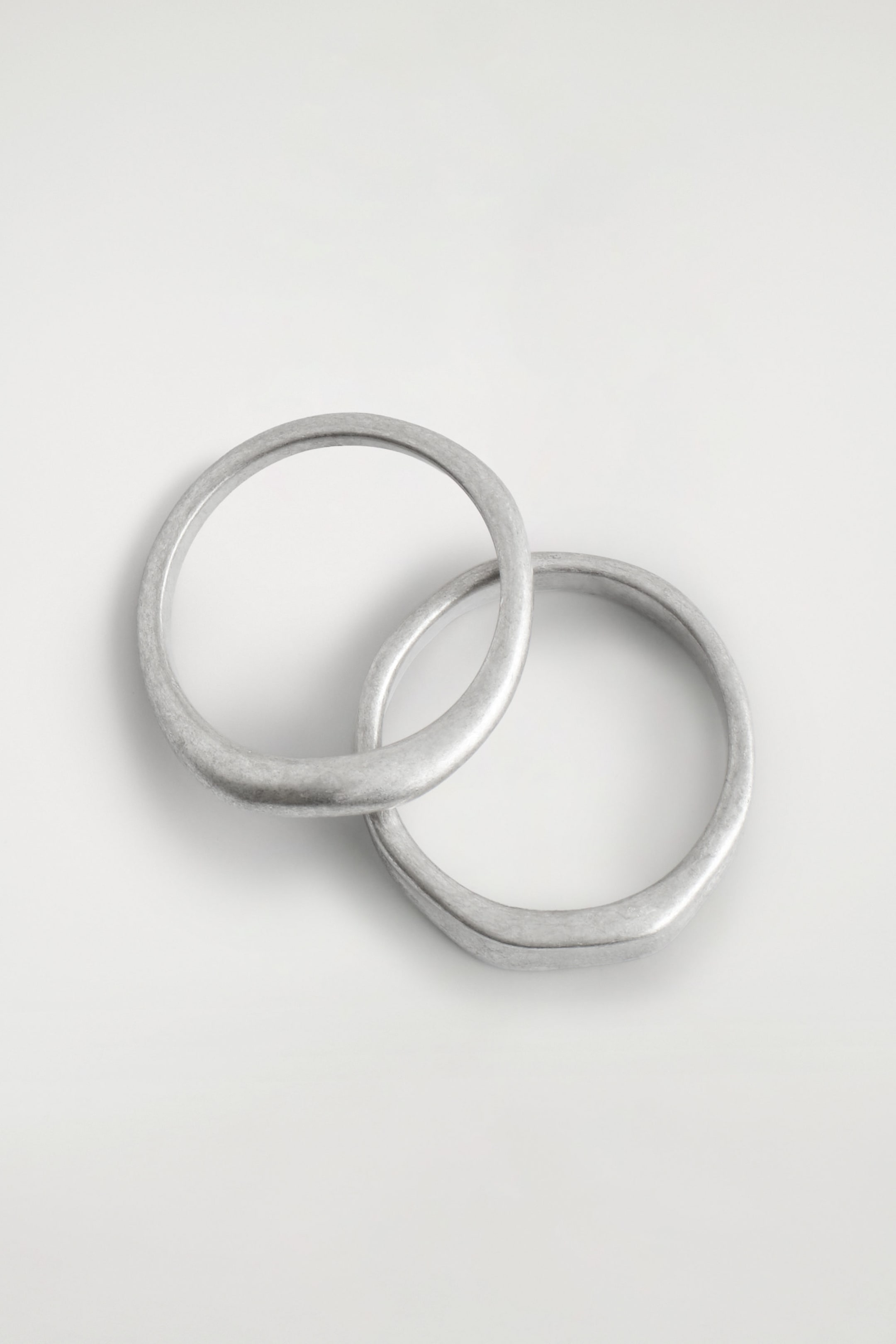2-PACK HAMMERED RINGS
