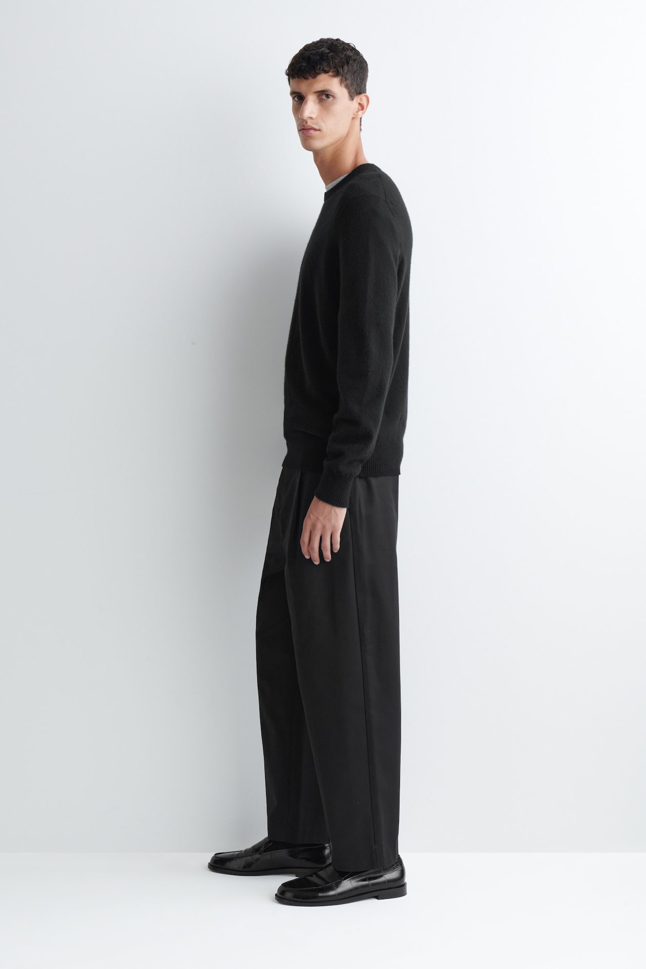 SEAMLESS PURE CASHMERE CREW-NECK SWEATER — BLACK