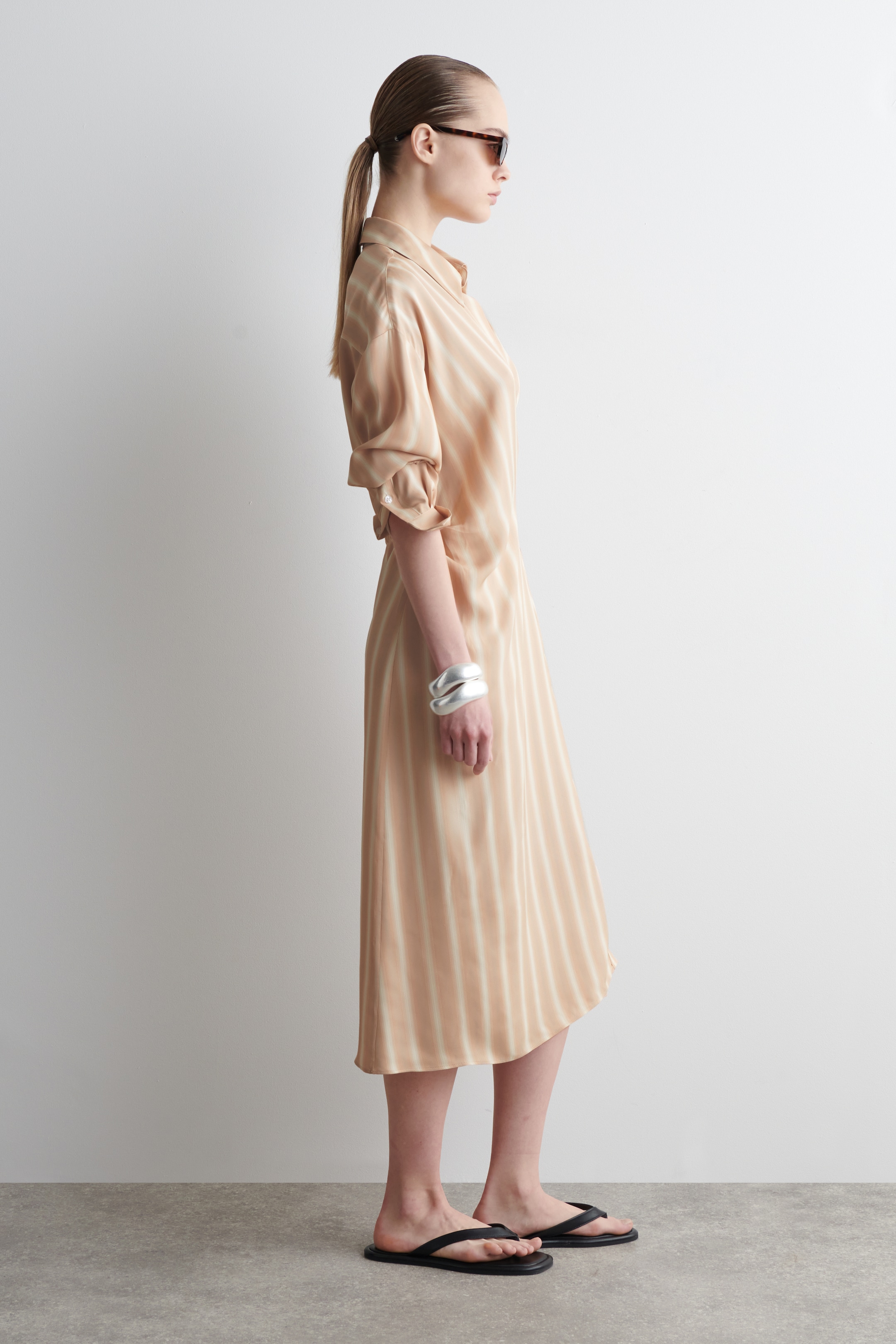 Grösseres Bild ansehen: HEMDKLEID IN MIDILÄNGE UND WICKELOPTIK - ROSA/GESTREIFT - DAMEN | H&M CH 2