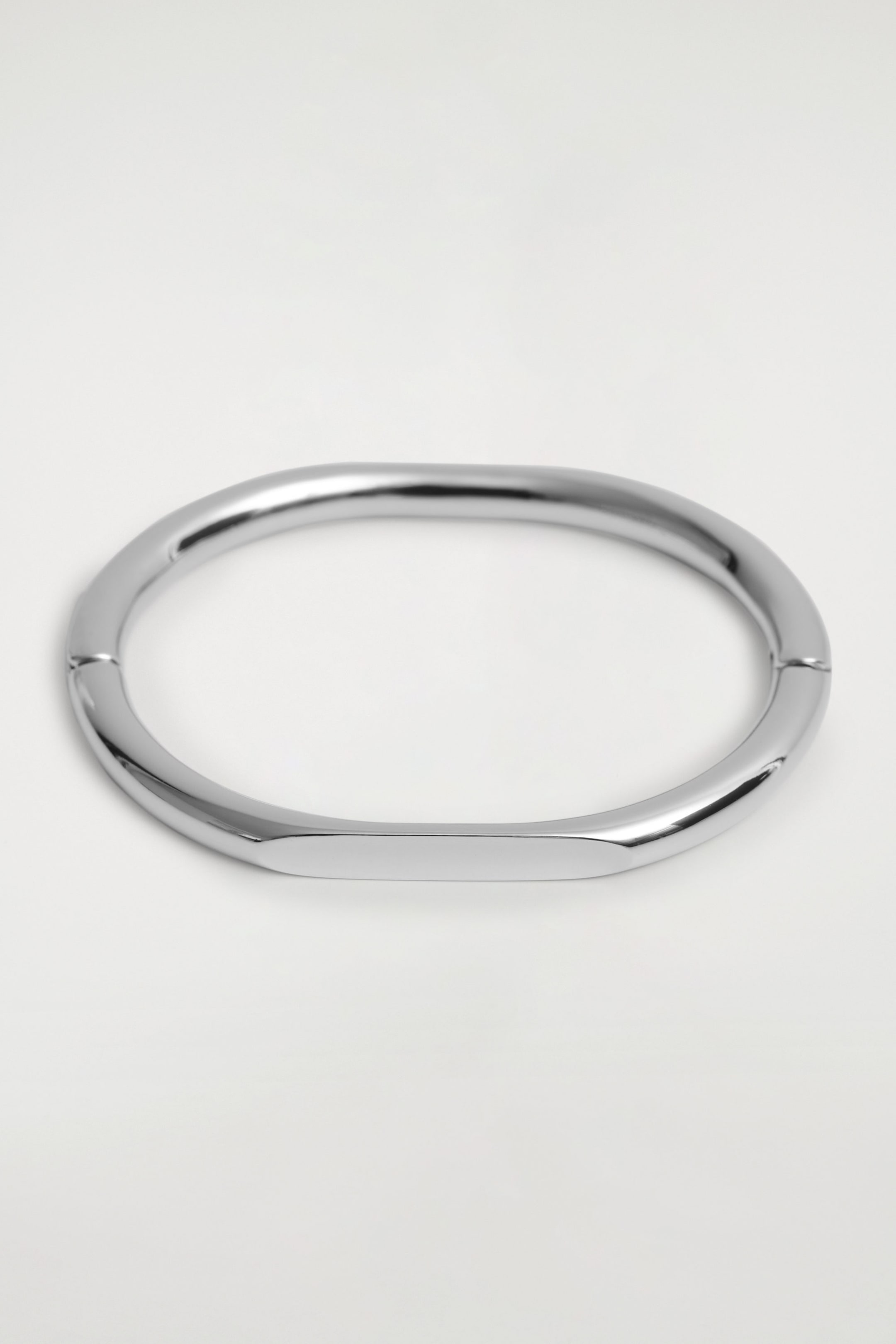 SCULPTED BANGLE