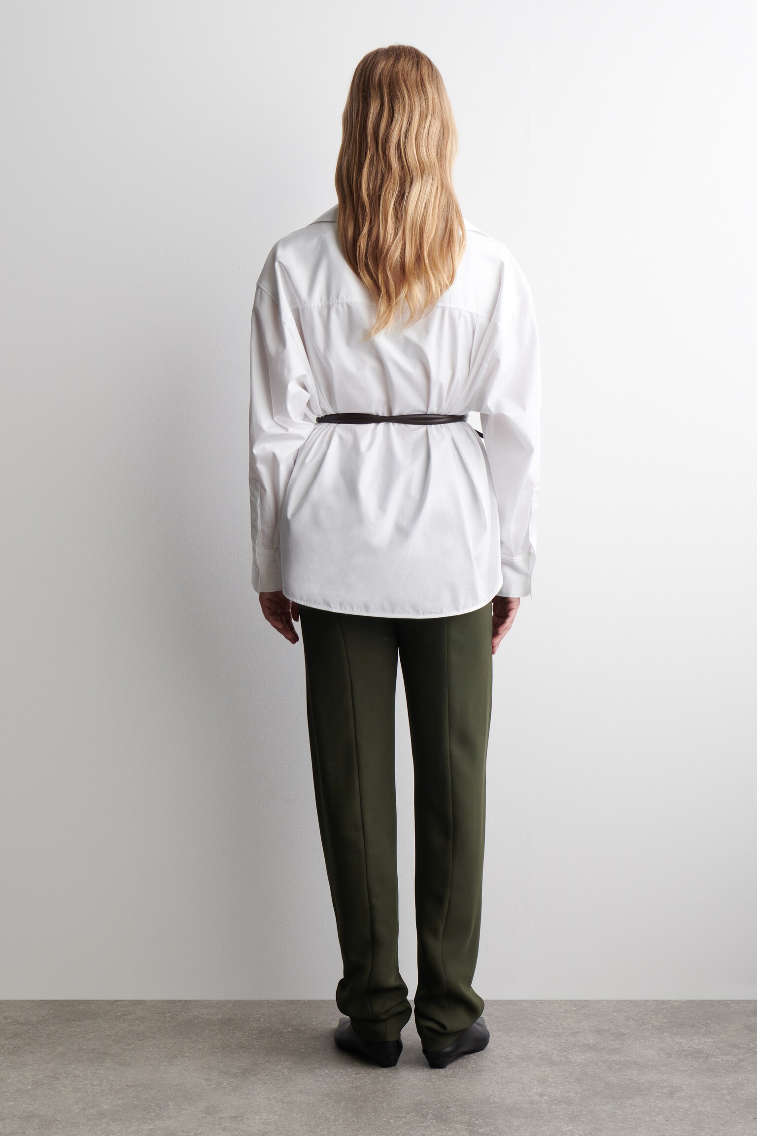 PANTALÓN SLIM-FIT ELÁSTICO - MARRÓN OSCURO - 5