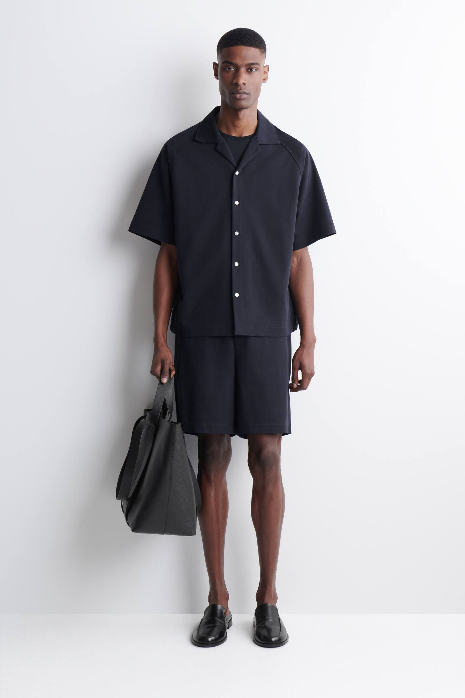 מכנסיים קצרים מג'רזי עם מותן אלסטית ומשולבת פנלים - כחול כהה - 1