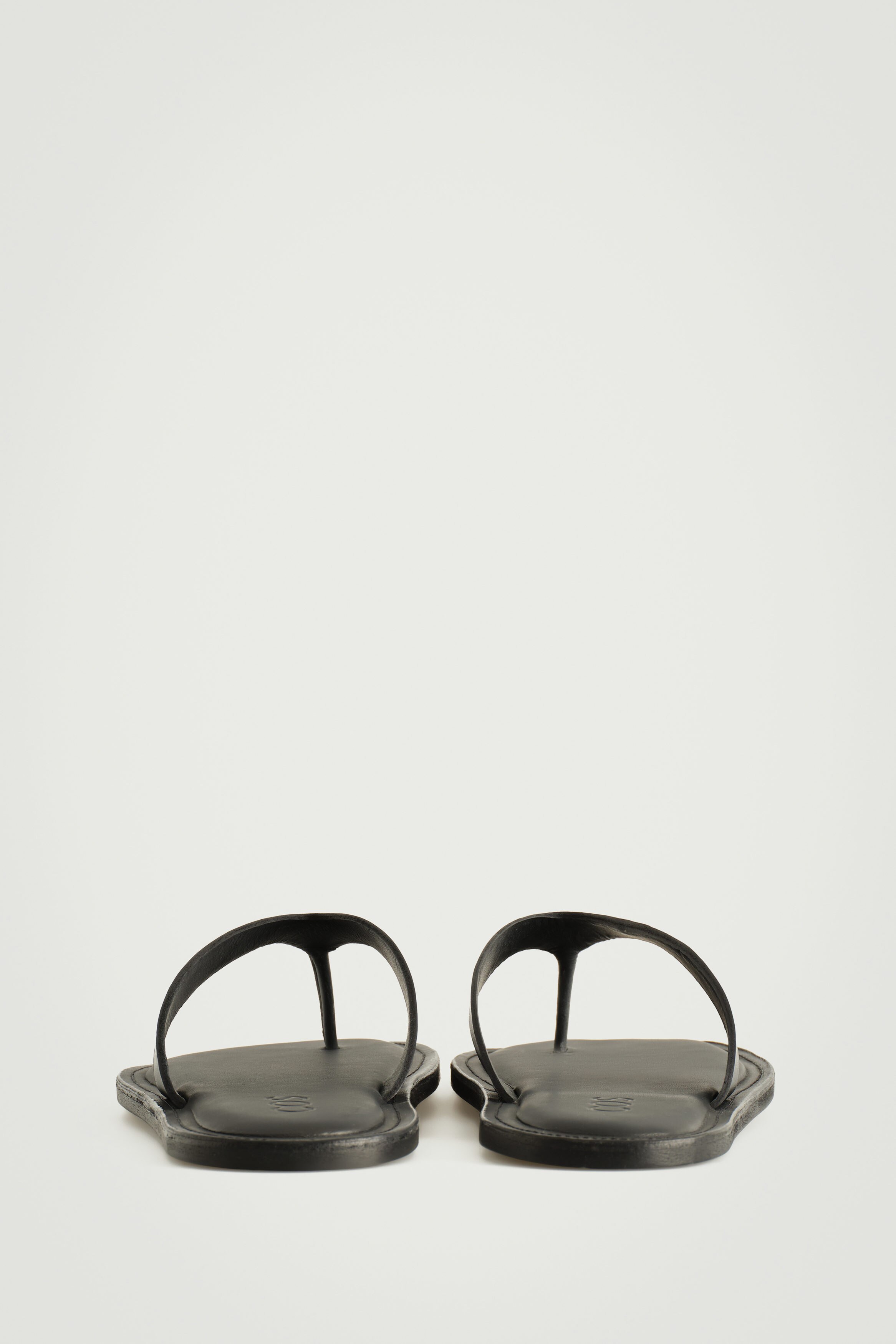 LEATHER FLIP FLOPS - BLACK | COS