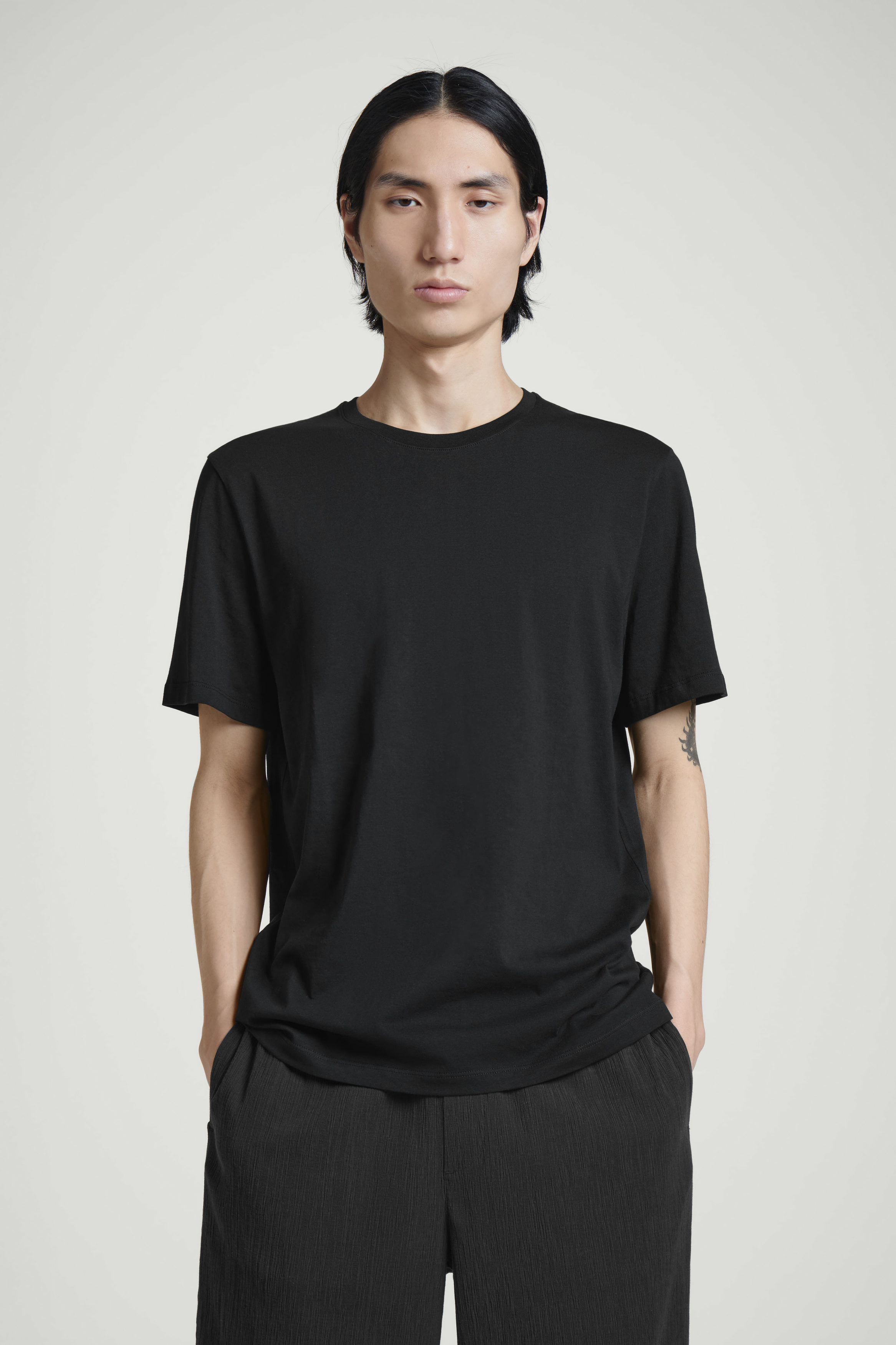 【送料&関税込】 Cotton Crew-neck T-shirt COTTON CREW-NECK T-SHIRT - BLACK | COS