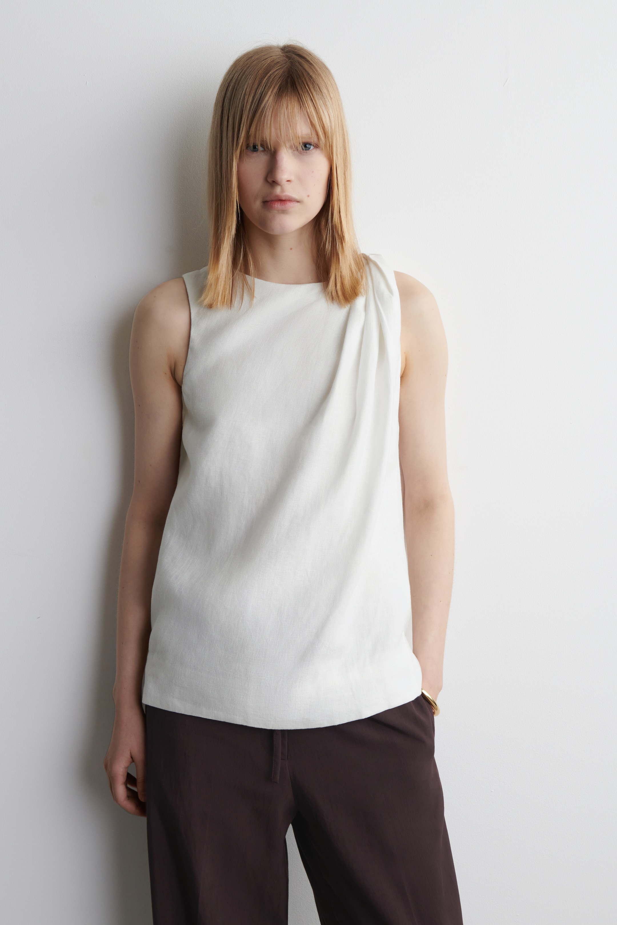 Преглед на по-голямо изображение: TWISTED-DETAIL LINEN TOP - БЯЛО - ЖЕНИ | H&M BG 1