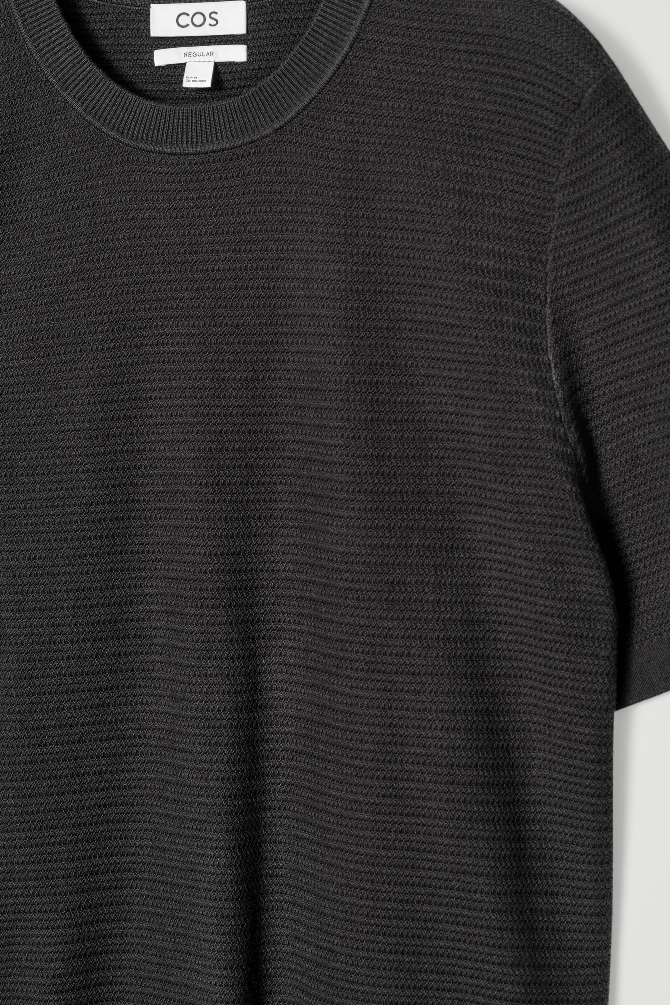 Größeres Bild anzeigen: STRUKTURIERTES T-SHIRT AUS BAUMWOLLE - SCHWARZ - Men | H&M AT 7