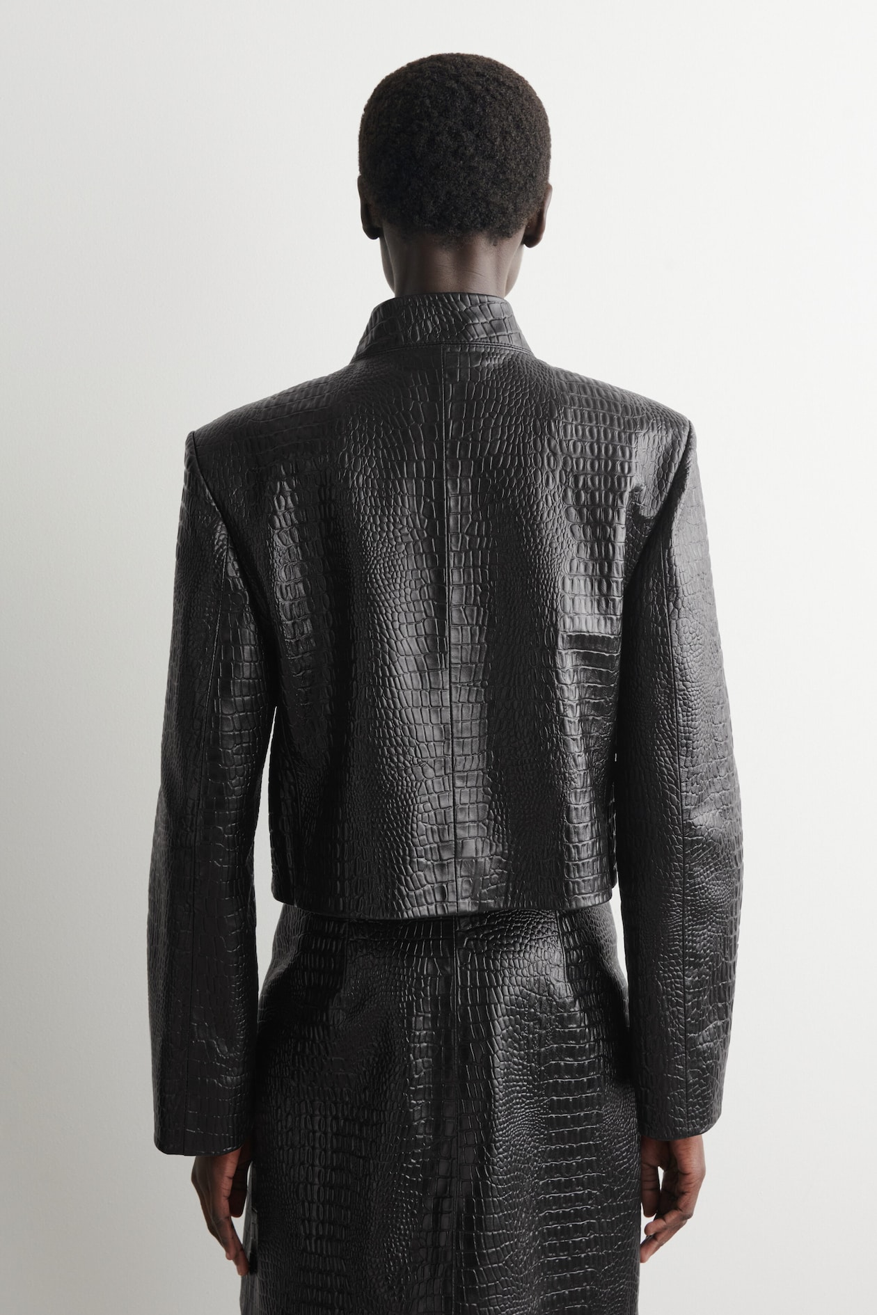 CROPPED CROC-EFFECT LEATHER BLAZER — BLACK