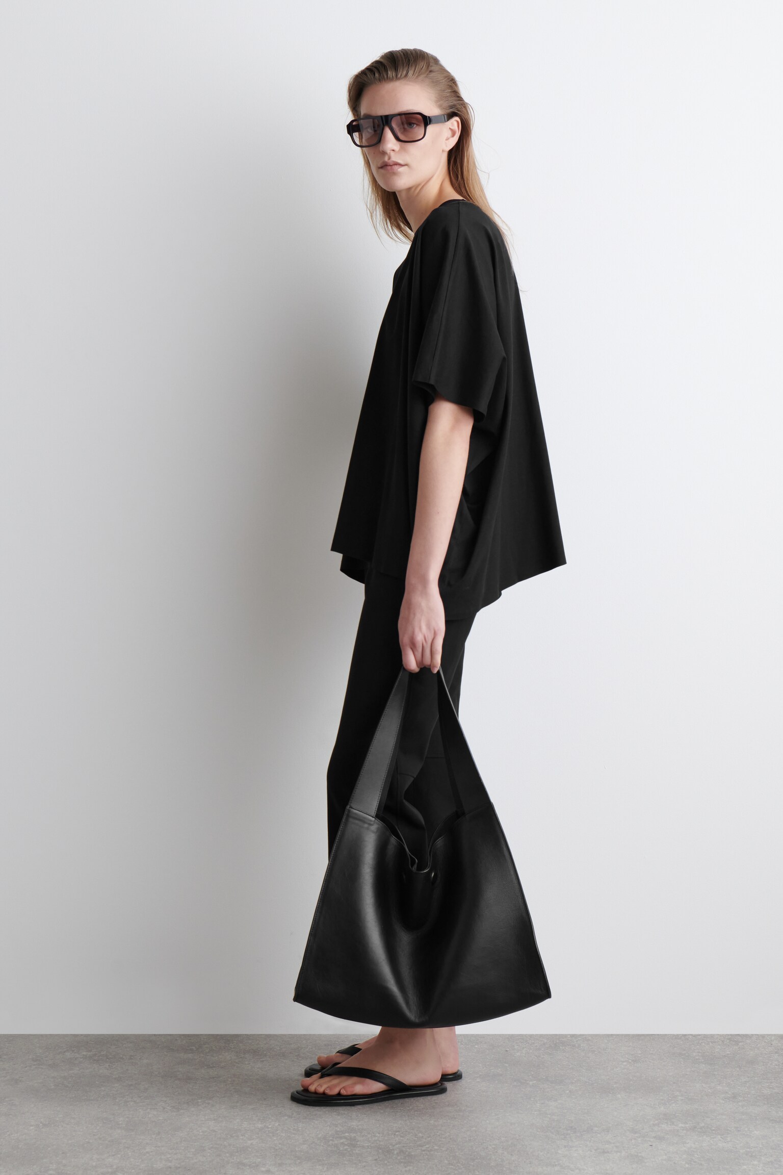 CAMISETA OVERSIZE CON MANGAS MURCIÉLAGO - NEGRO/BLANCO - 7