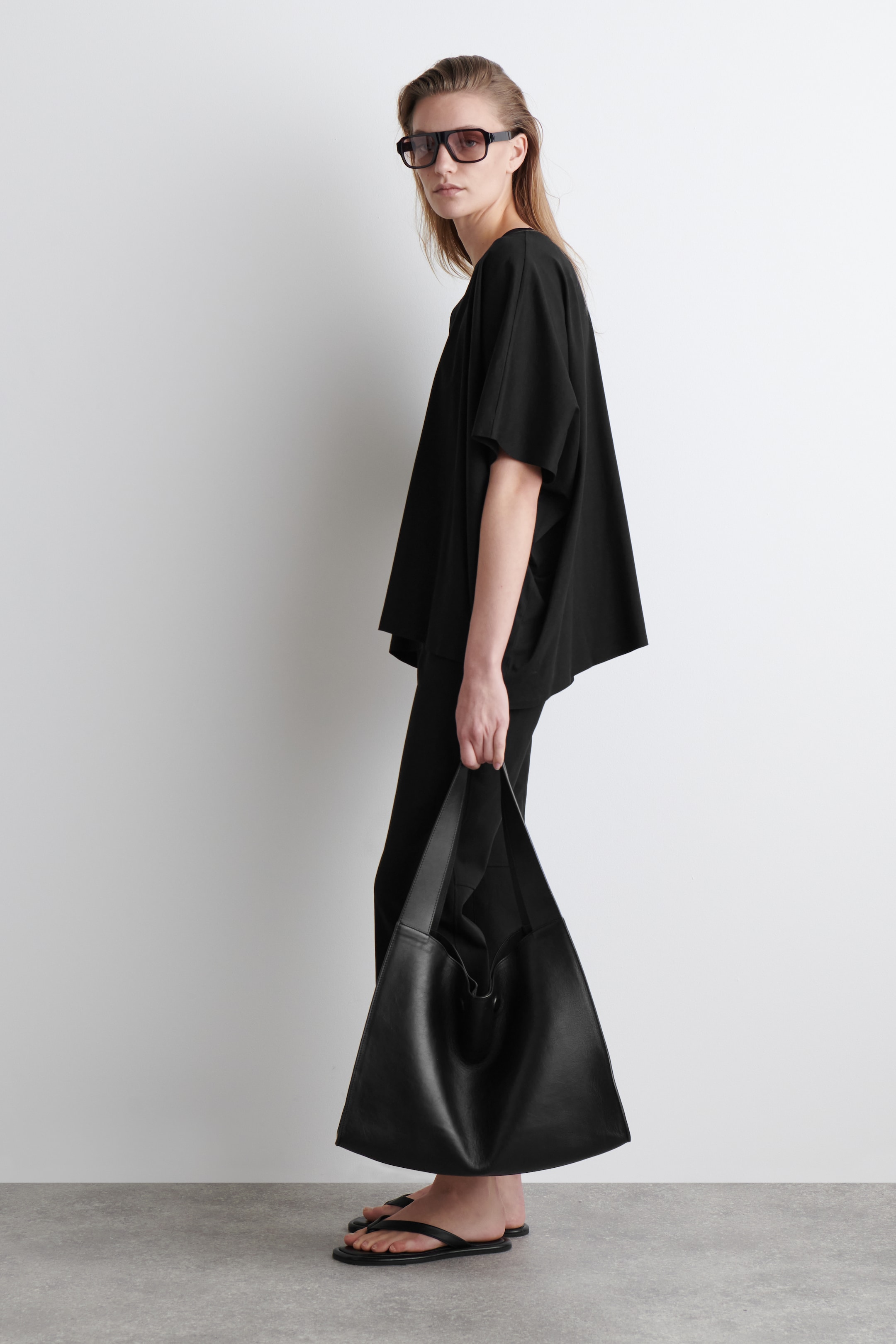 Größeres Bild ansehen: OVERSIZED-T-SHIRT AUS SEIDE MIT FLEDERMAUSÄRMELN - SCHWARZ - Ladies | H&M DE 4