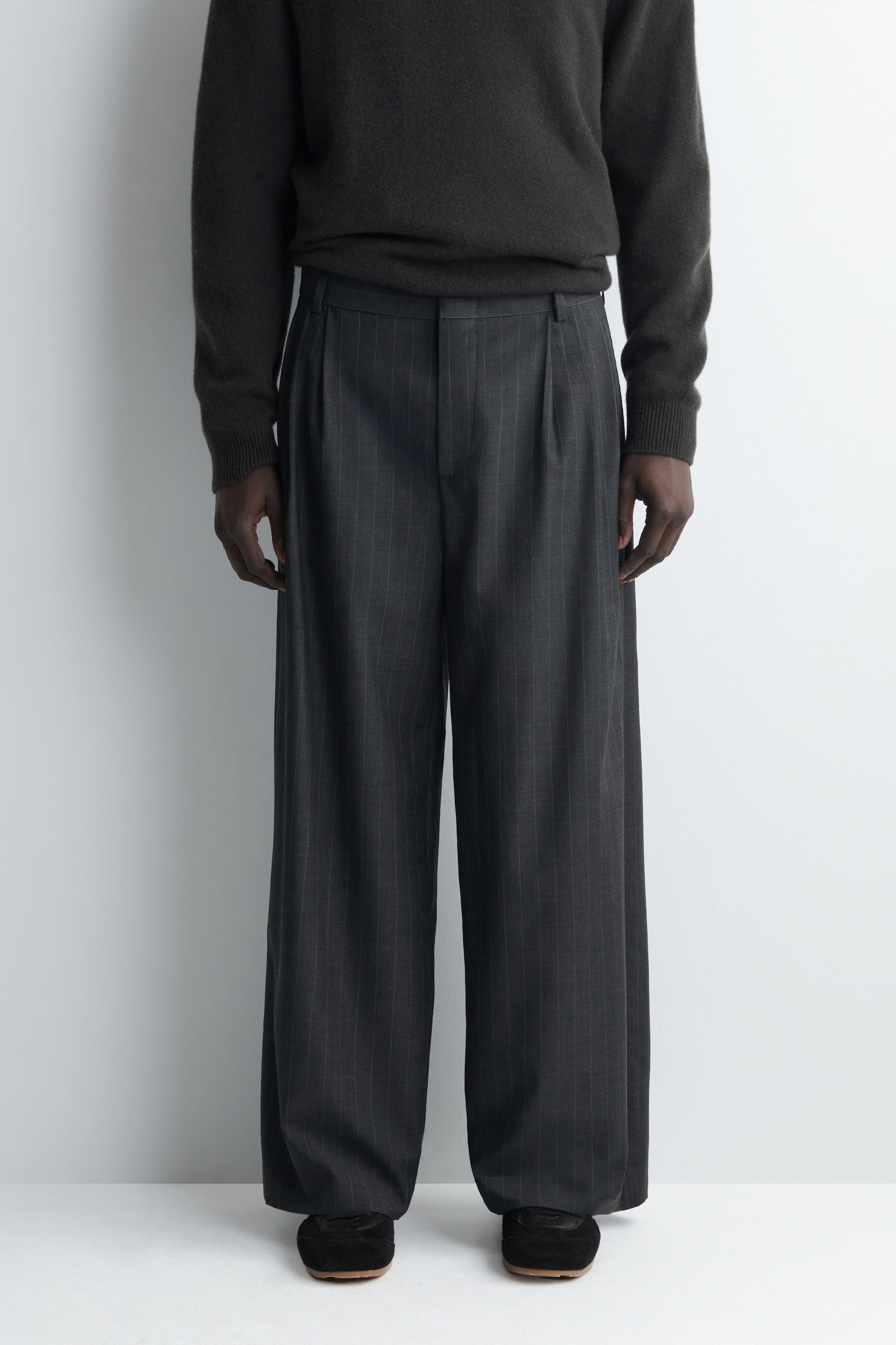 MERINO WOOL WIDE-LEG TROUSERS - BLACK / PINSTRIPED - 7