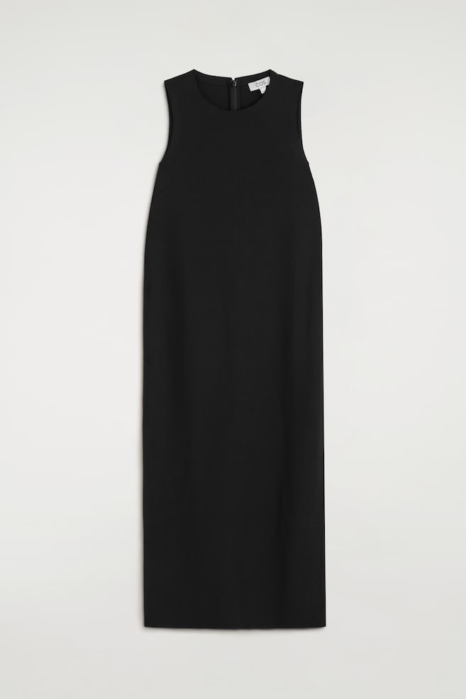 Un vestido midi de crepé negro sin mangas se muestra en vista frontal, con escote redondo, silueta recta de largo midi y un pequeño cierre de cremallera visible en la nuca. - 1