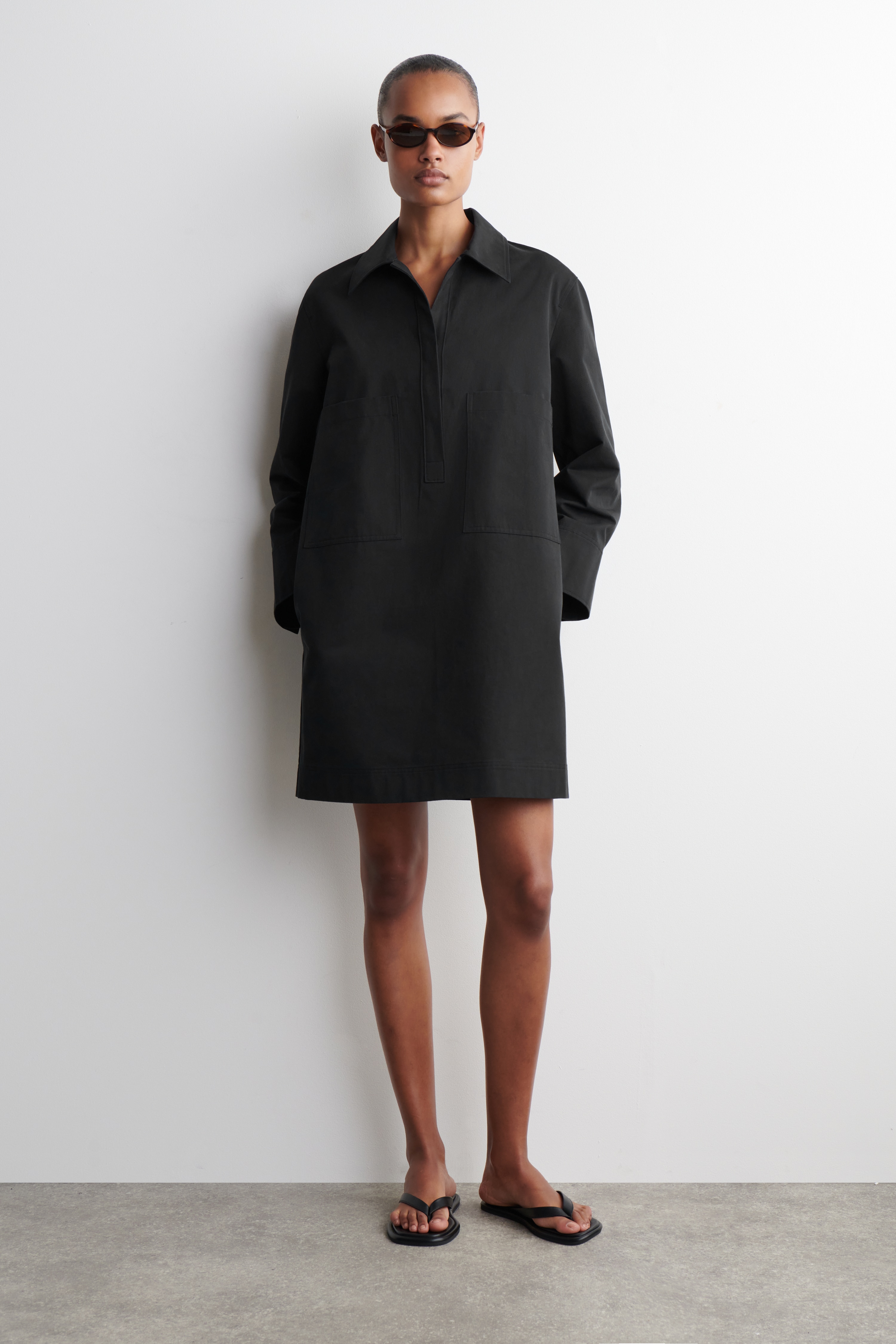 SUKIENKA KOSZULOWA MINI W STYLU UTYLITARNYM - CZARNY/RÓŻOWY