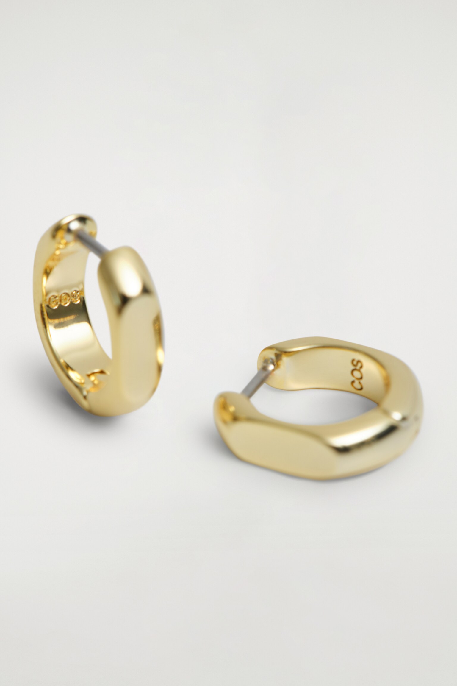 SCULPTED MINI HOOP EARRINGS - GOLD - 4