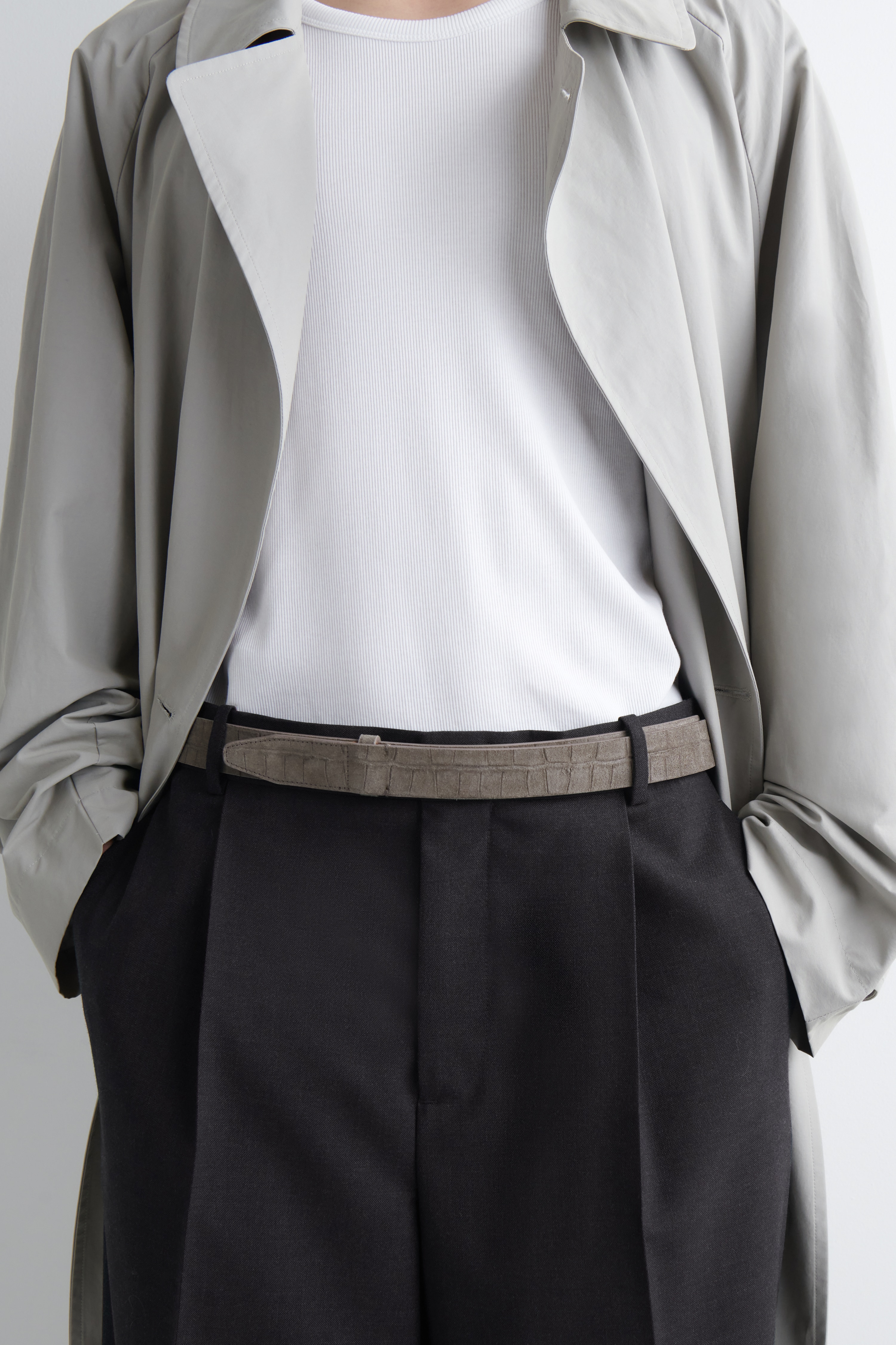 Krokotiilikuviollinen mokkanahkainen vyö ilman solkea - Harmaa