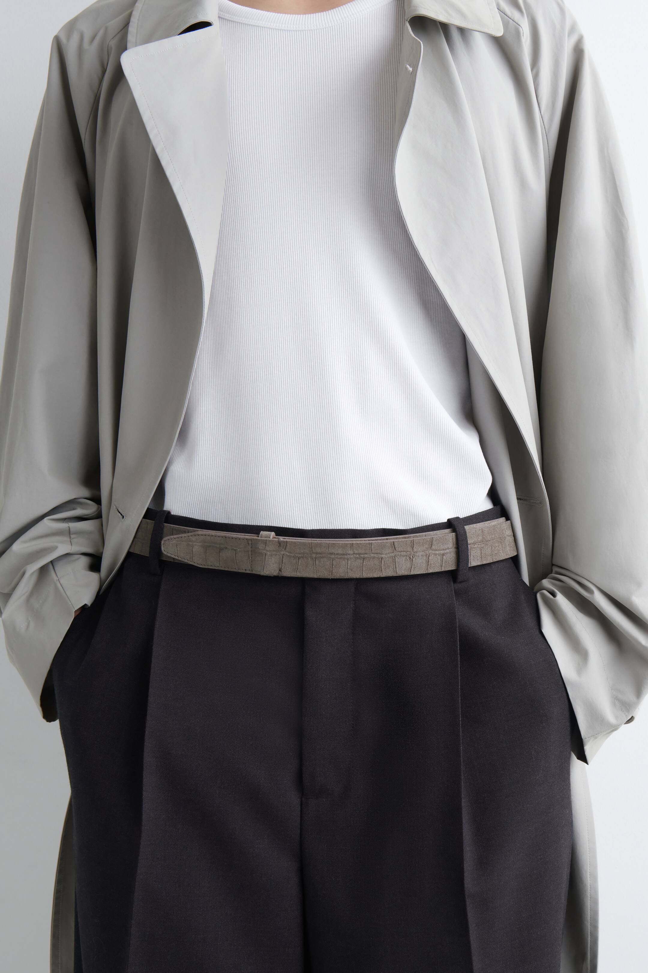 Näytä suurempi kuva: Krokotiilikuviollinen mokkanahkainen vyö ilman solkea - Harmaa - MIEHET | H&M FI 1