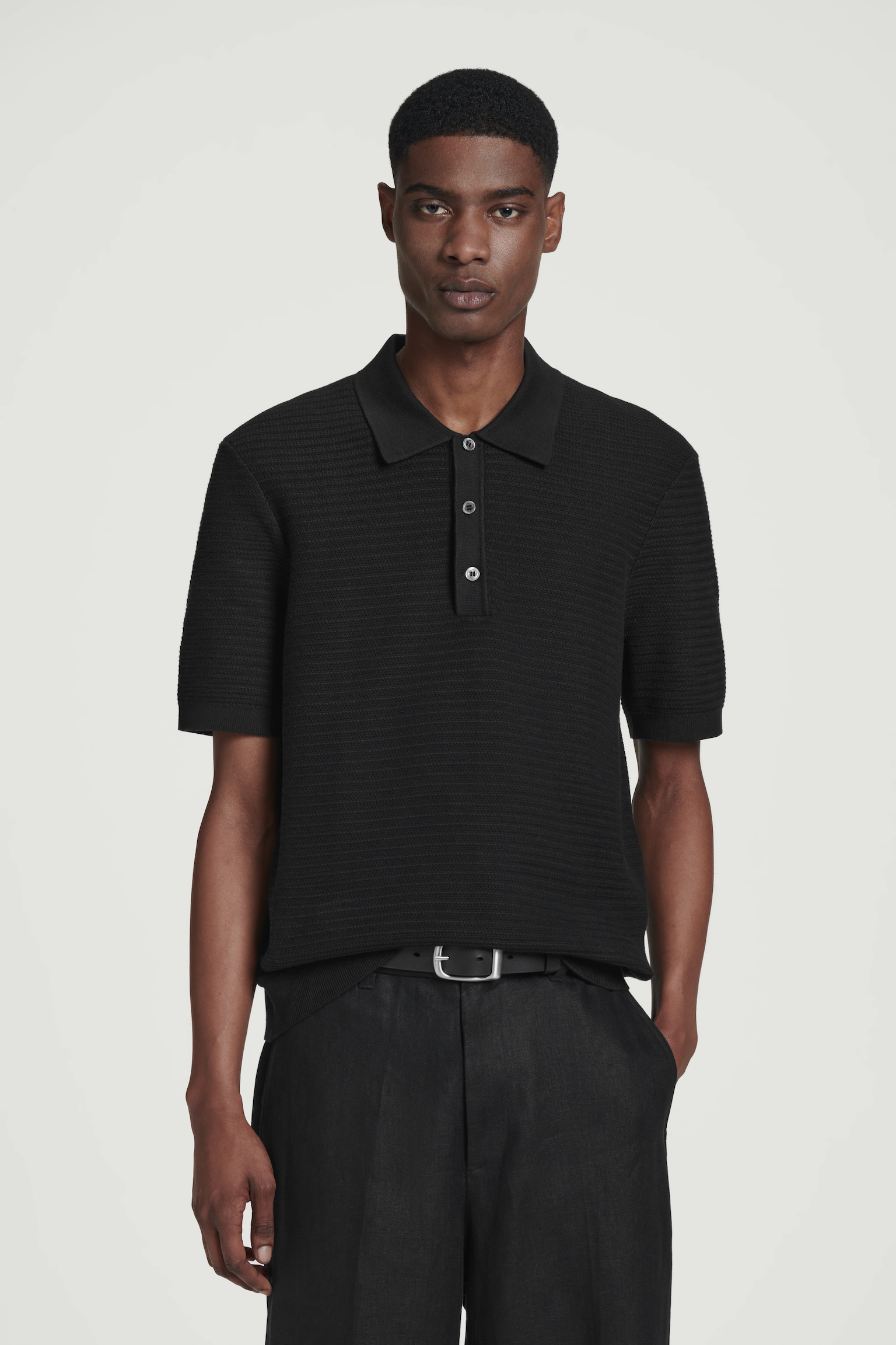 STRUKTURIERTES STRICK-POLOSHIRT AUS BAUMWOLLE - SCHWARZ/WEISS/NAVYBLAU/GRÜN/BRAUN