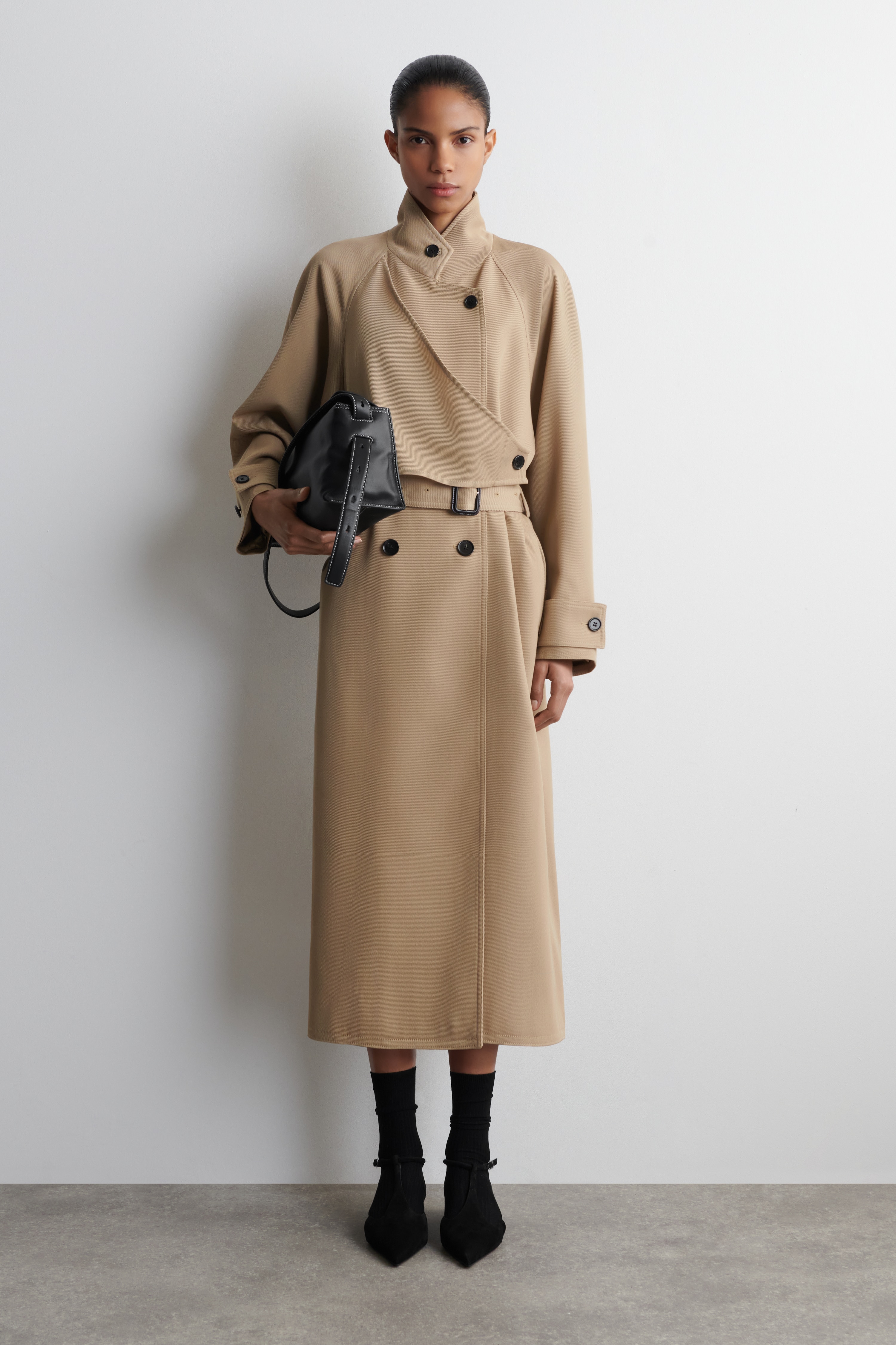 Slå-om trenchcoat i twill av ull - BEIGE