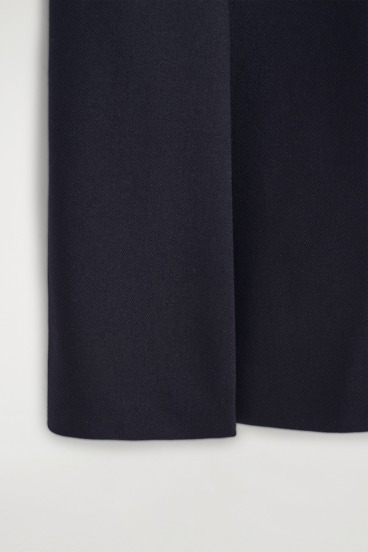 TAILORED SPLIT-HEM WOOL MIDI SKIRT — MIDNIGHT