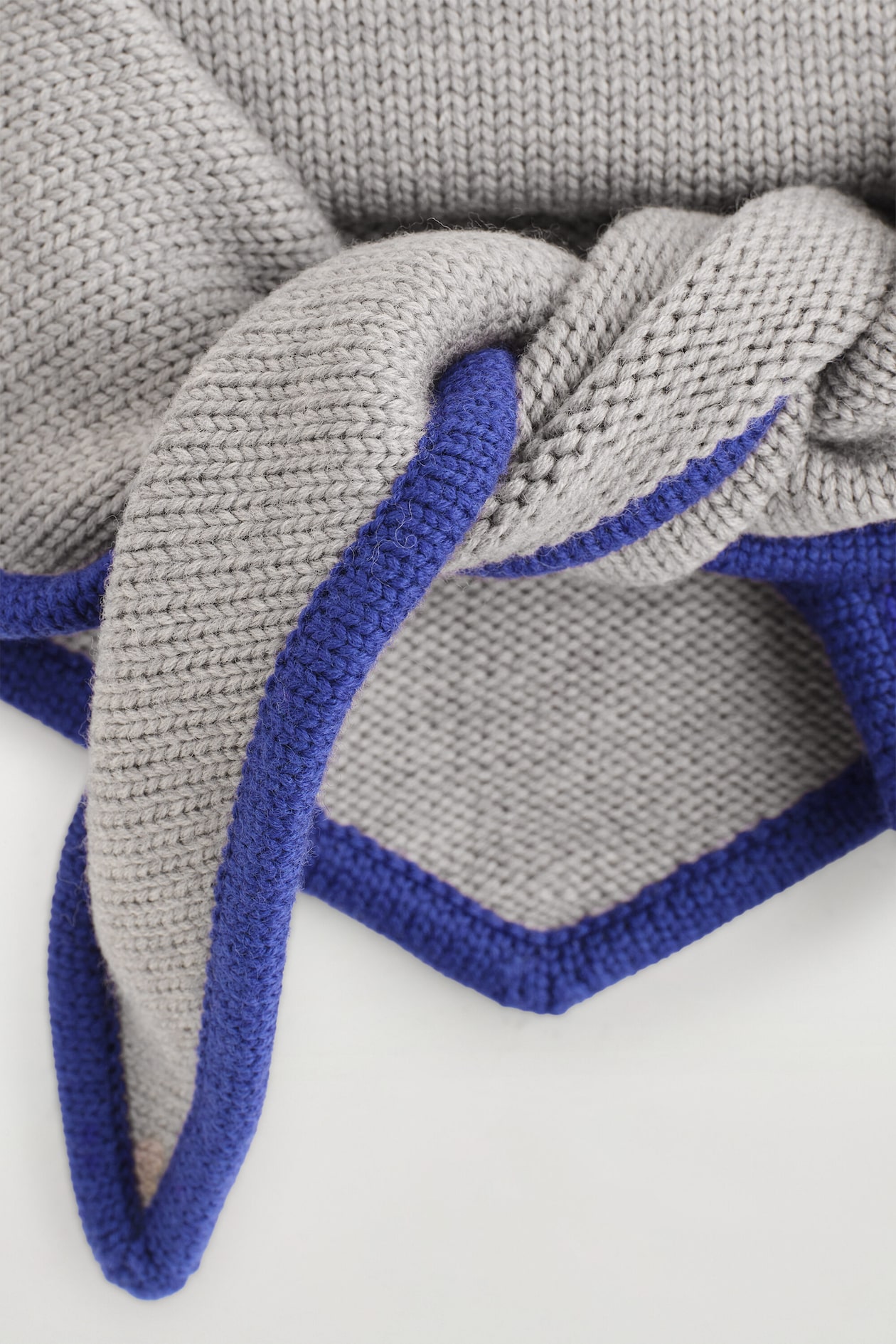 CONTRAST-TIPPED MERINO WOOL TRIANGLE SCARF — GREY / COBALT