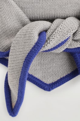 CONTRAST-TIPPED MERINO WOOL TRIANGLE SCARF — GREY / COBALT 4