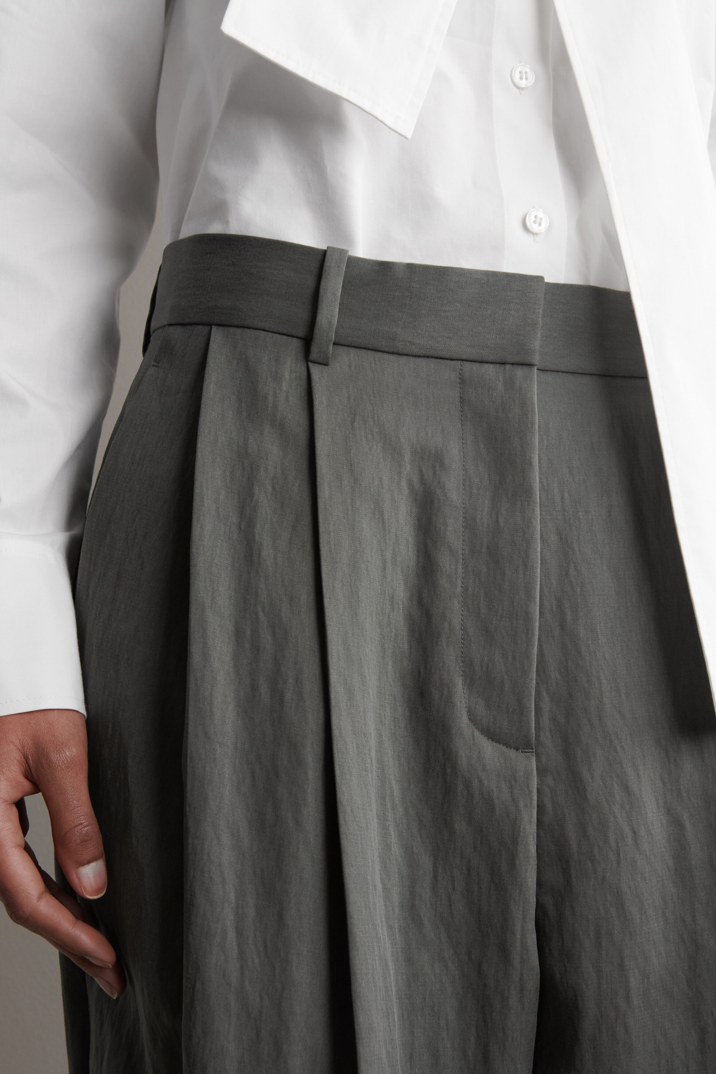 RELAXED FLUID WIDE-LEG TROUSERS - DARK GREY | COS NL