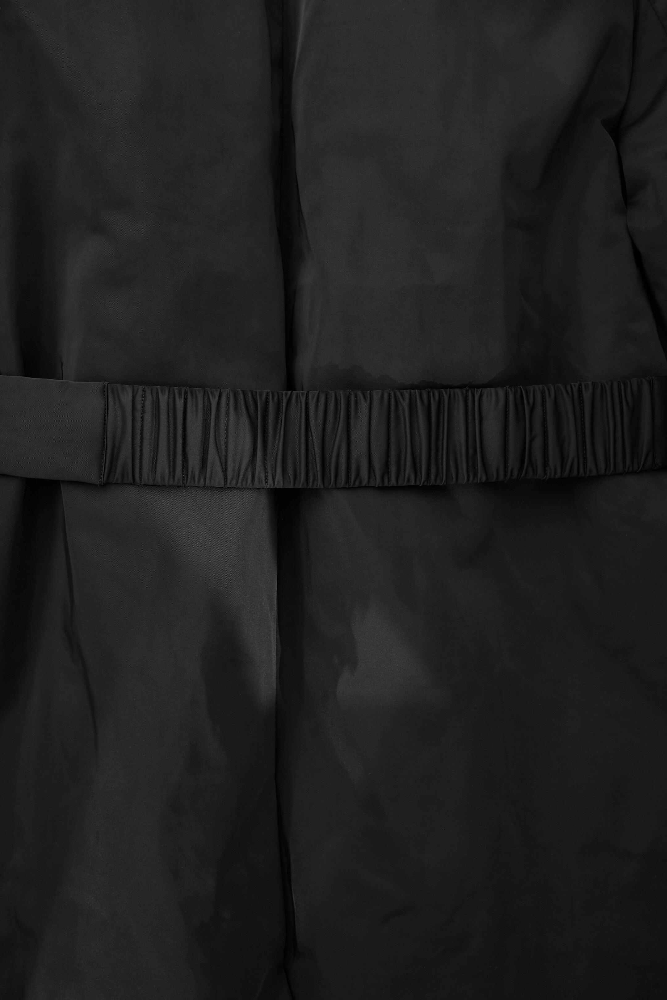 Visa större bild: VADDERAD DUNKAPPA MED SKÄRP - SVART - DAM | H&M FI 4